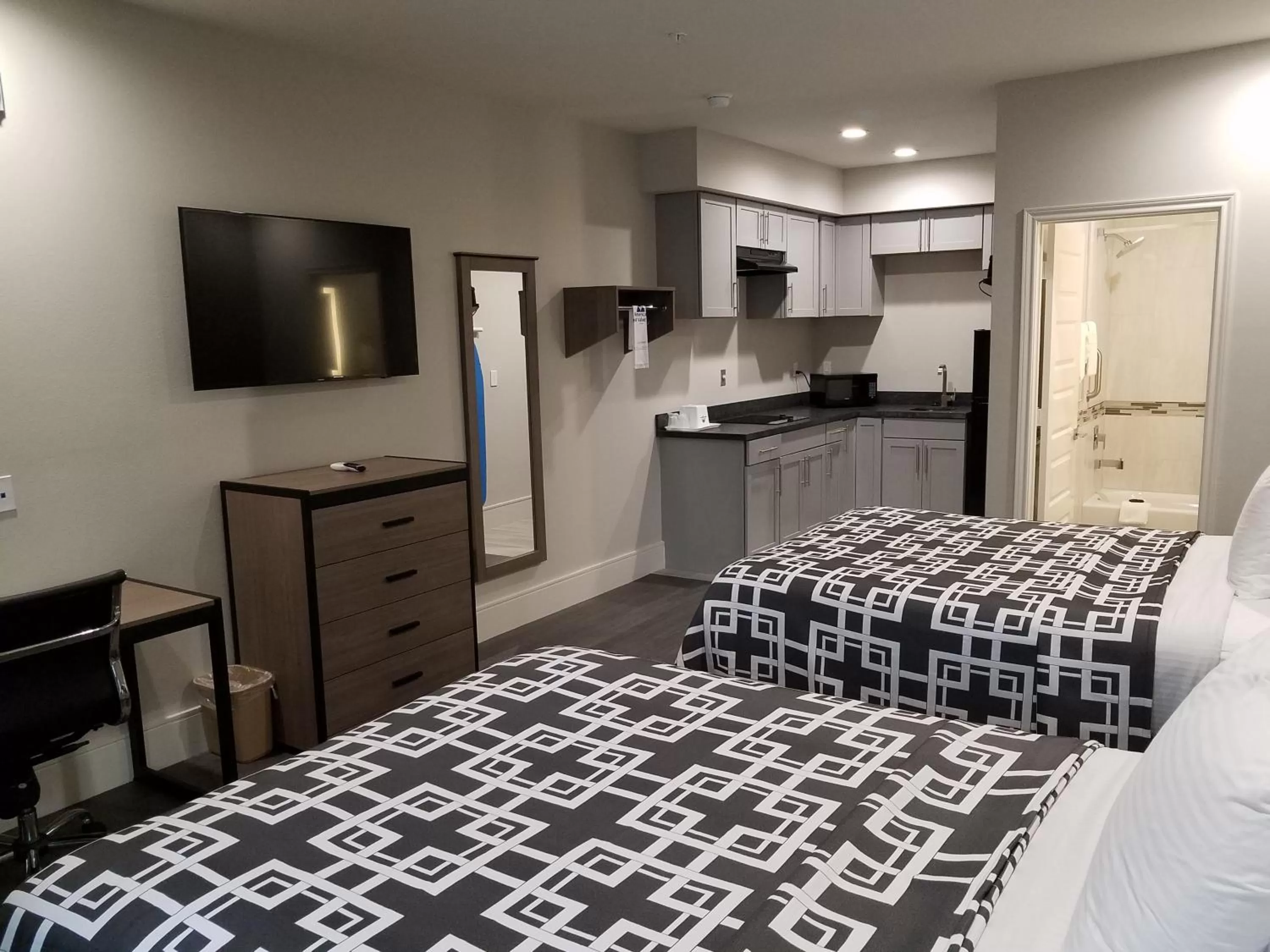 Photo of the whole room, Bed in Palace Inn Blue Tomball Parkway