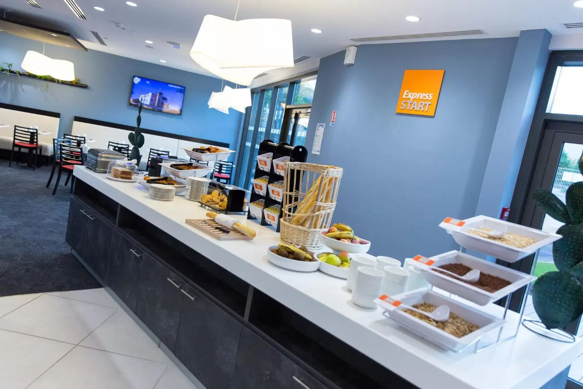Breakfast, Restaurant/Places to Eat in Holiday Inn Express Toulon - Est, an IHG Hotel