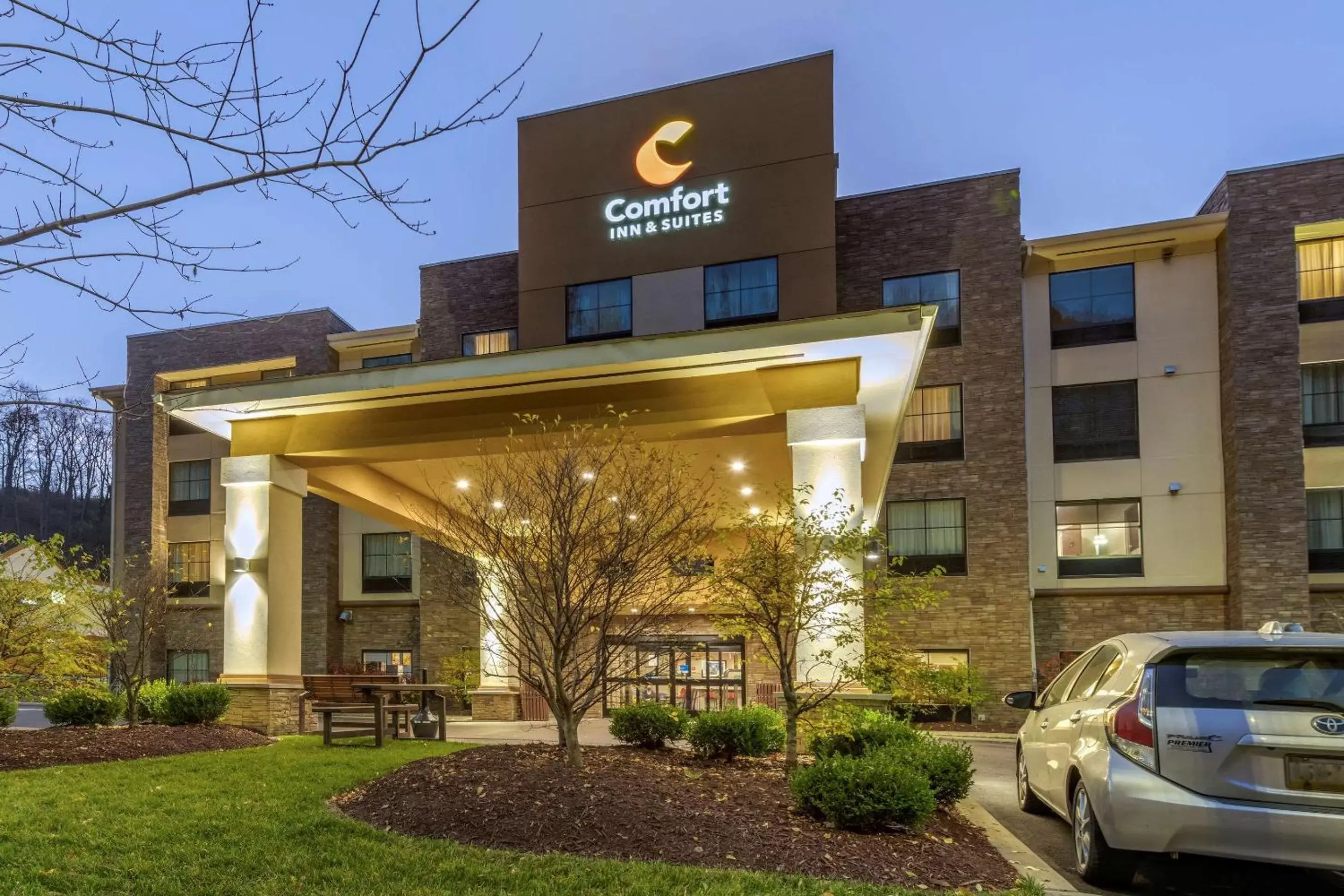 Property building in Comfort Inn & Suites Pittsburgh