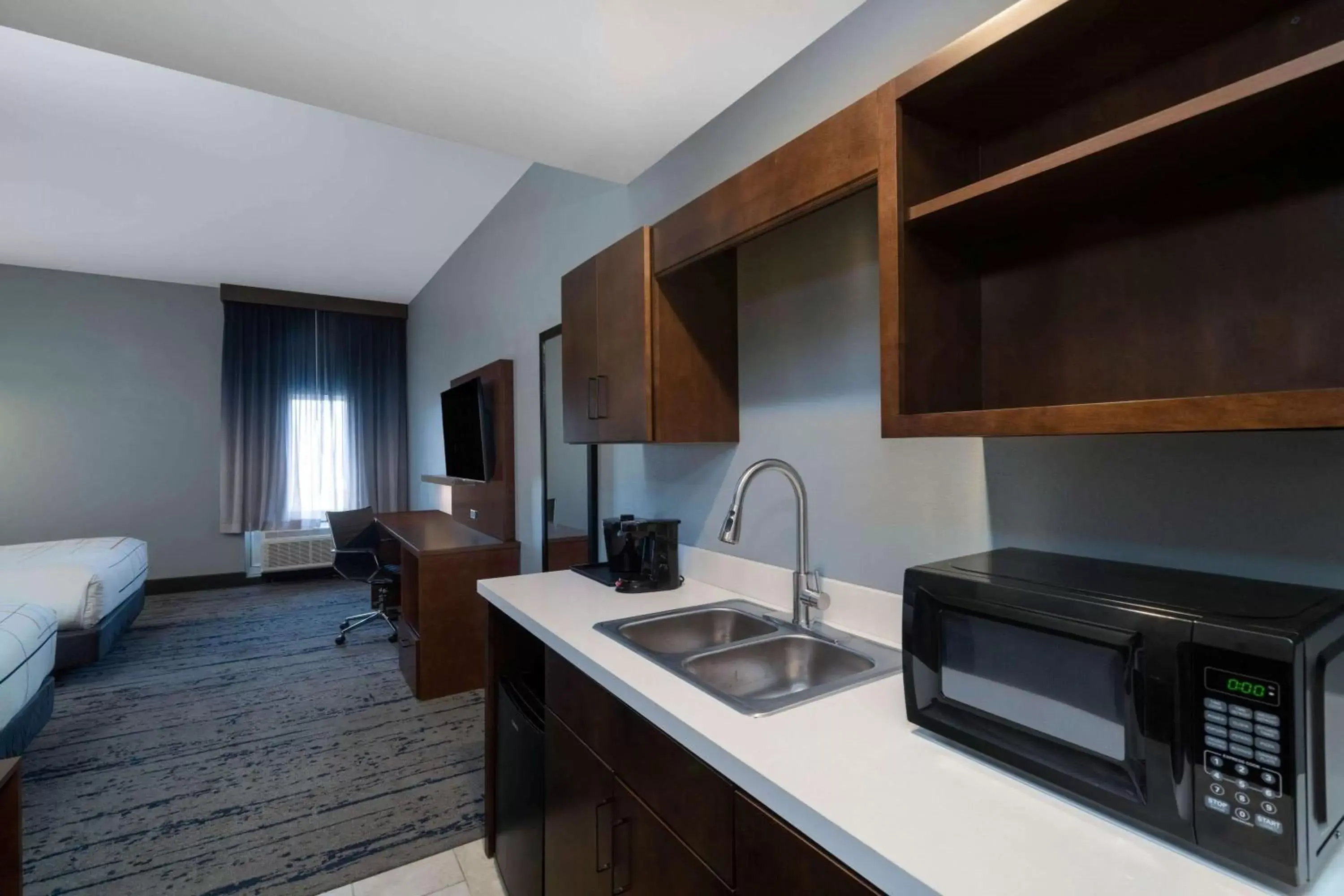 Photo of the whole room, Kitchen/Kitchenette in La Quinta Inn & Suites by Wyndham Louisville NE - Old Henry Rd
