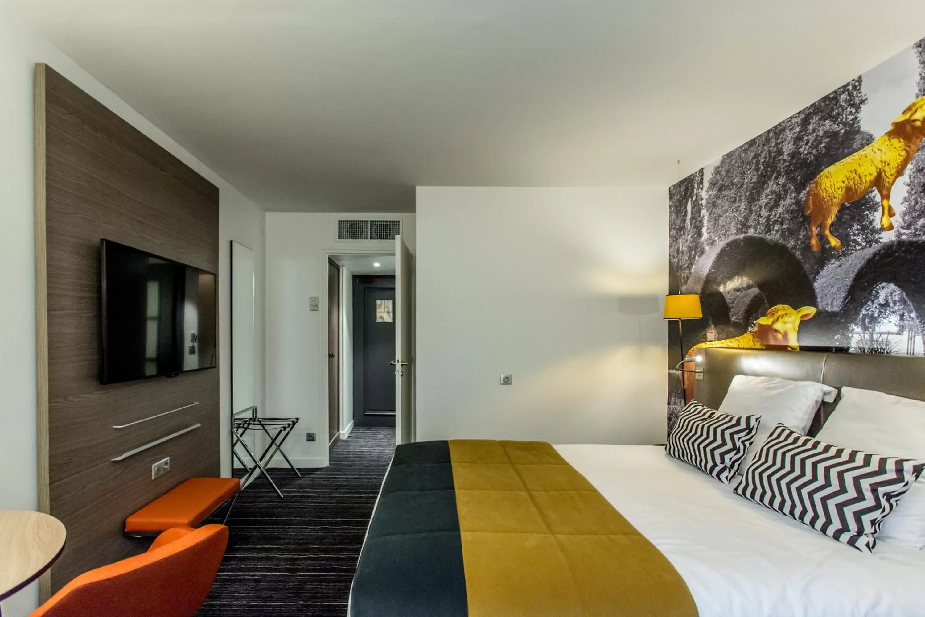 Bedroom, Seating Area in Hotel De Bourbon Grand Hotel Mercure Bourges