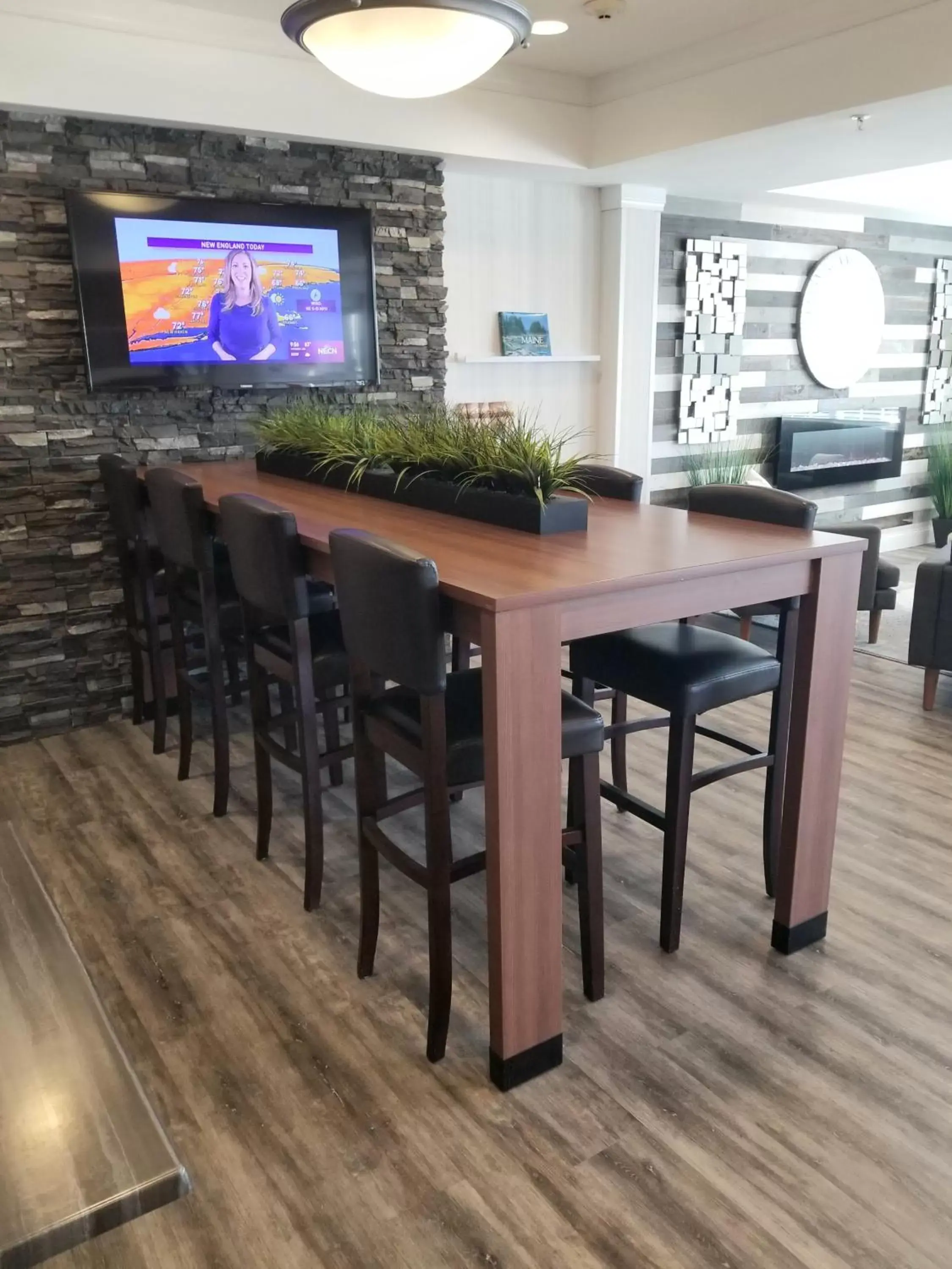 Dining area, Lounge/Bar in York Microtel Inn & Suites by Wyndham