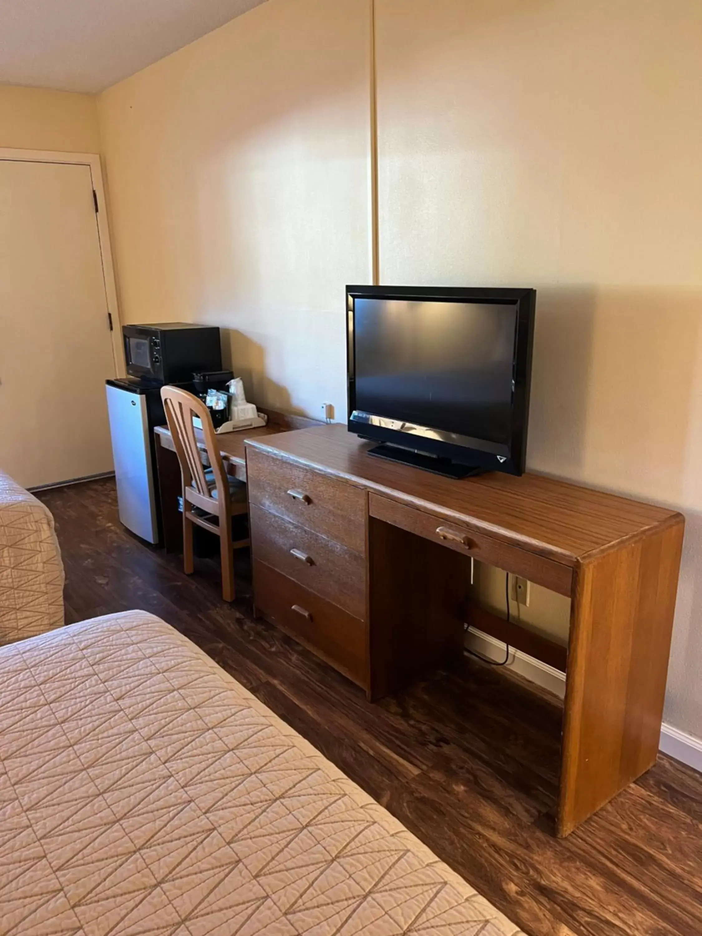 TV/Entertainment Center in Timbers INN and Suites
