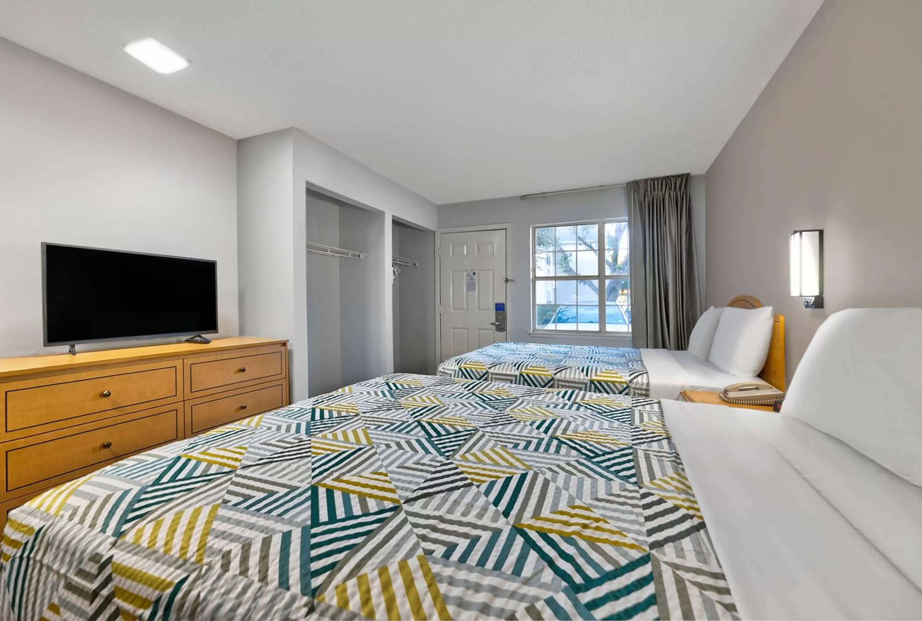 Photo of the whole room, Bed in Studio 6-North Richland Hills, TX - Fort Worth