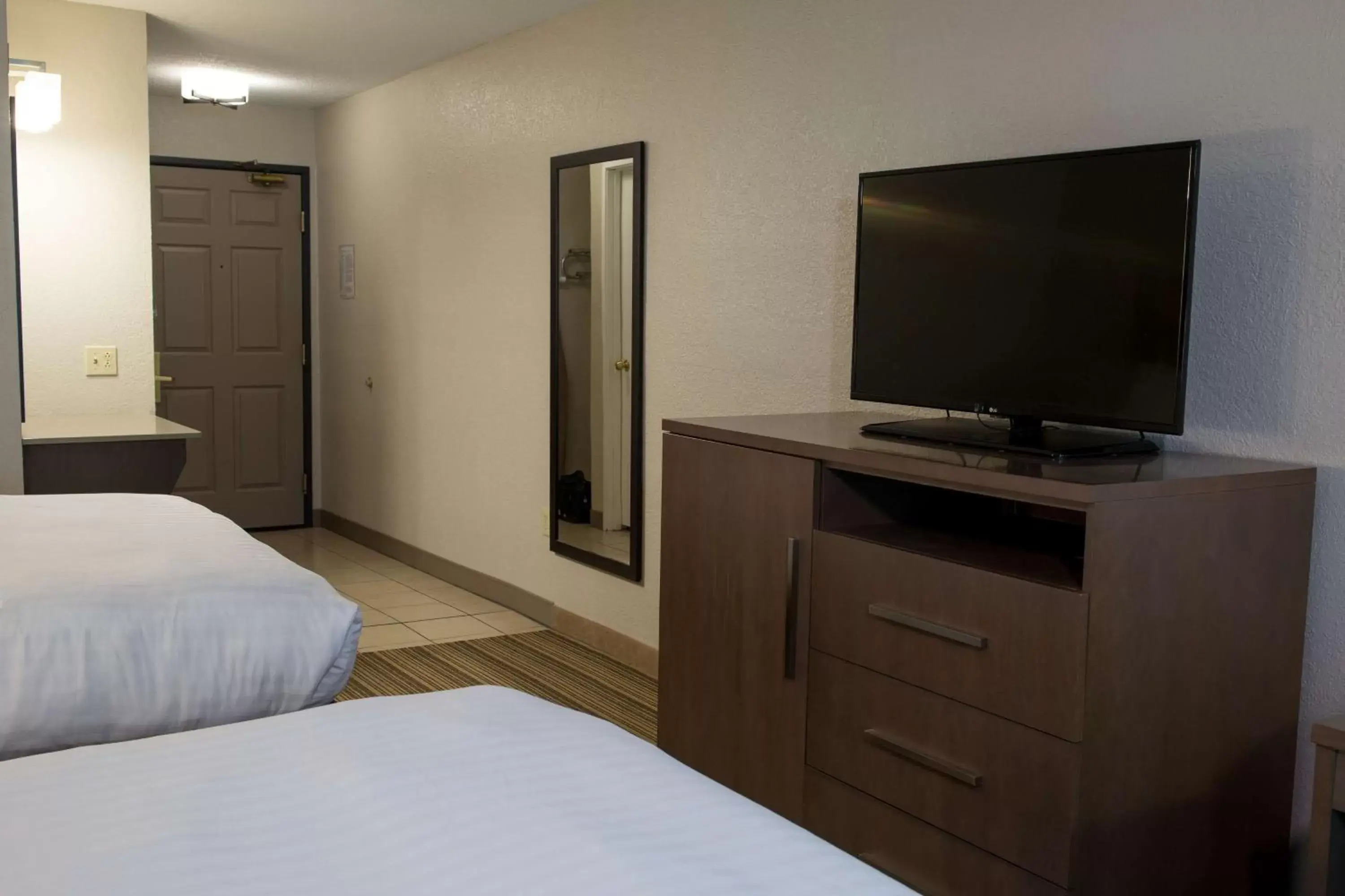 Bathroom, TV/Entertainment Center in Country Inn & Suites by Radisson, Platteville, WI