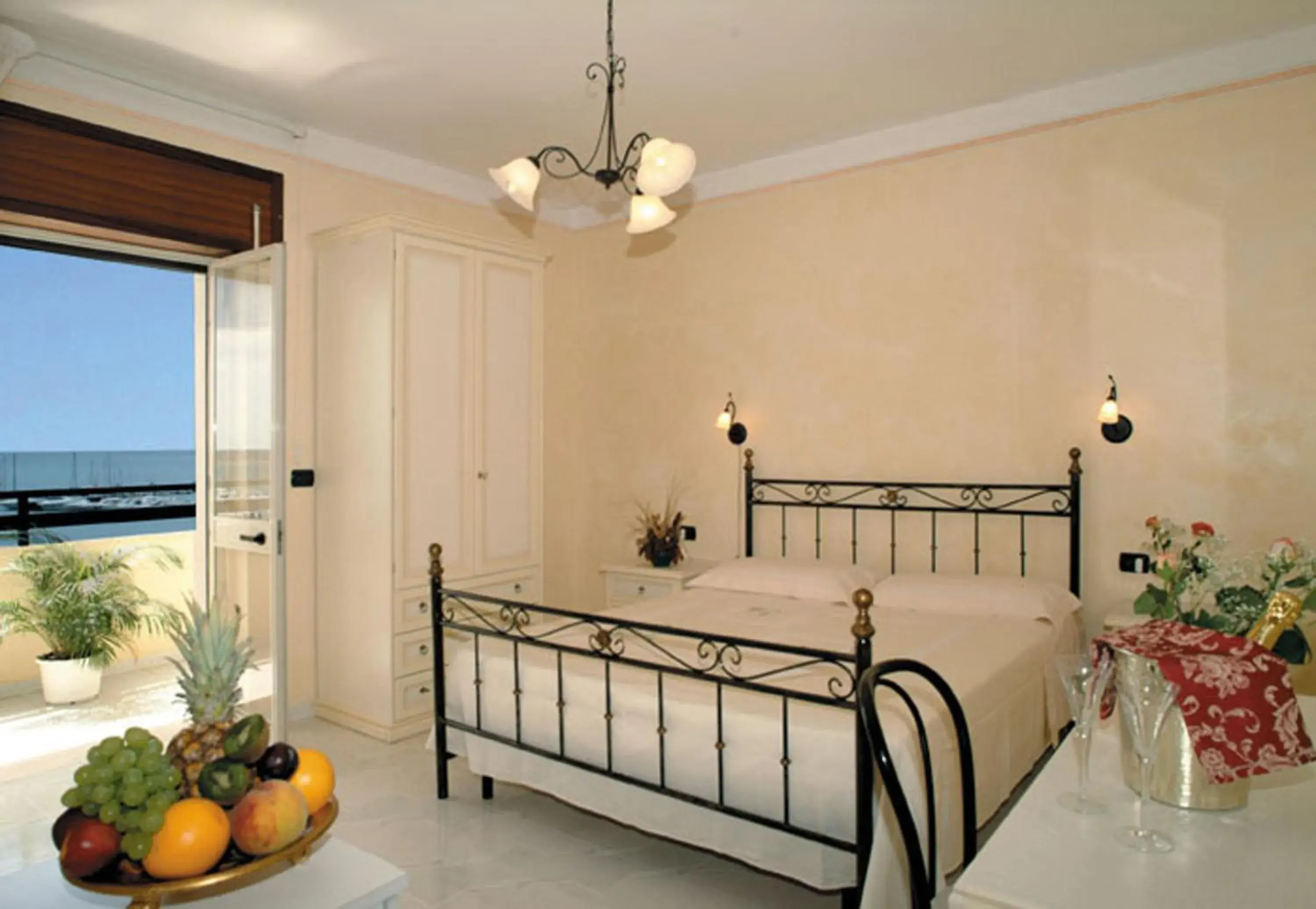 Bedroom, Bed in Hotel Mediterraneo