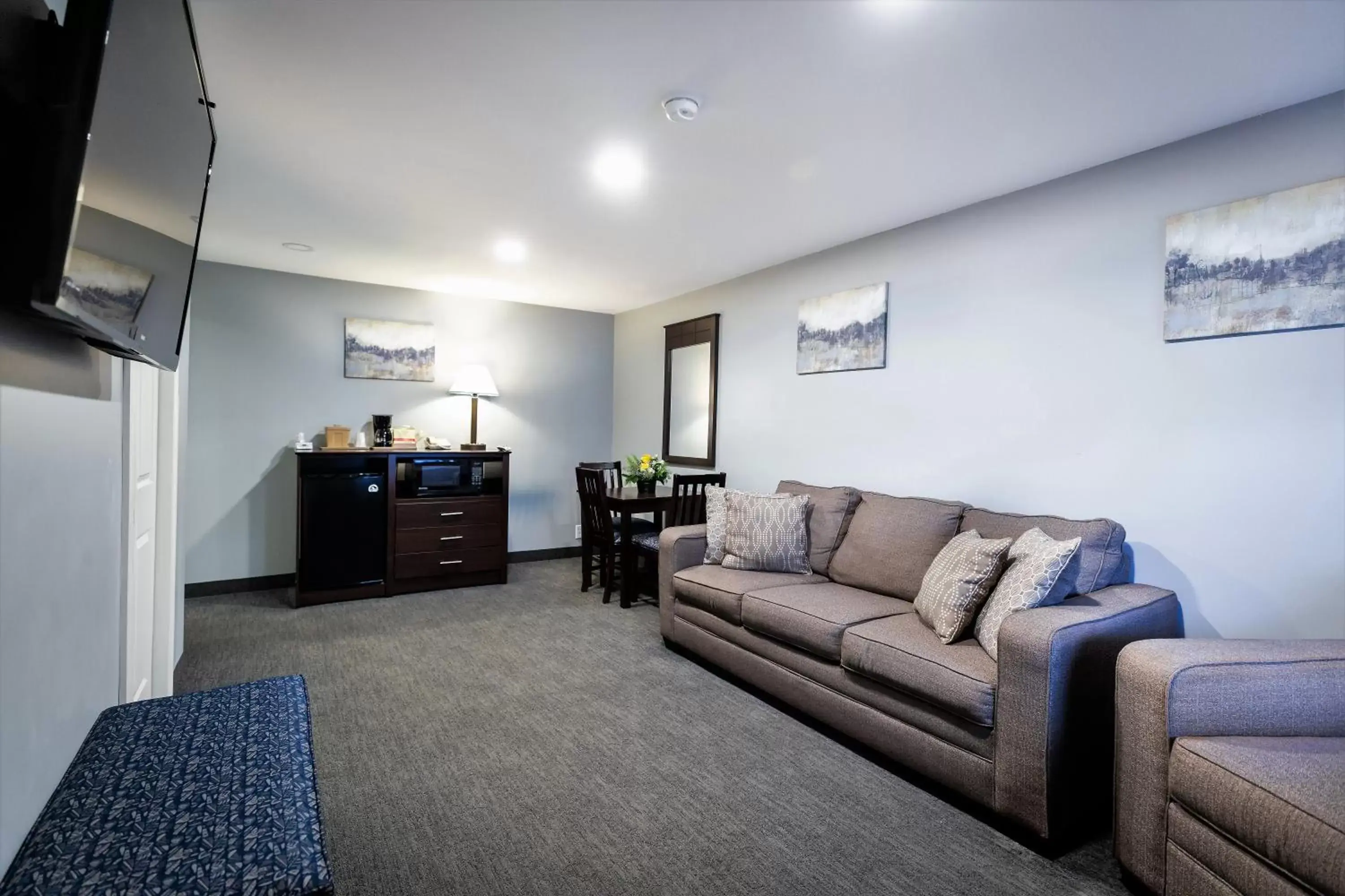 Seating Area in Mt. Madison Inn & Suites