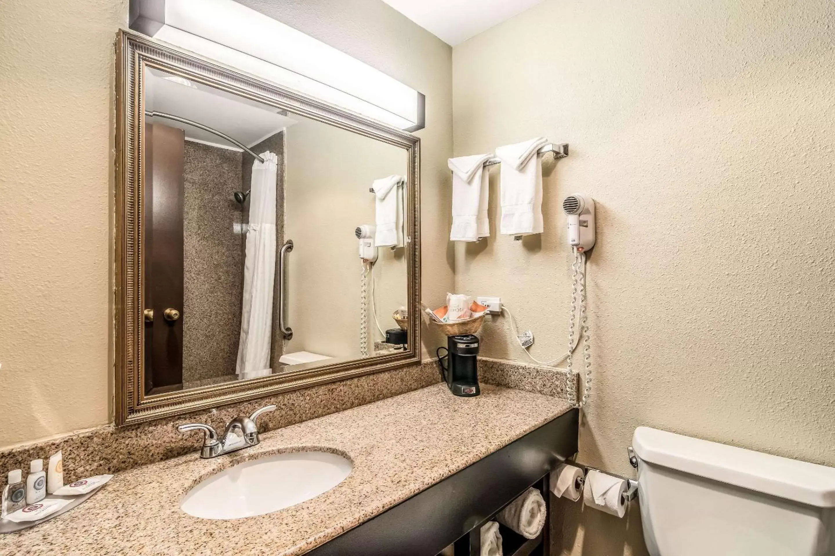 Photo of the whole room, Bathroom in Comfort Inn Convention Center-Chicago O’hare Airport