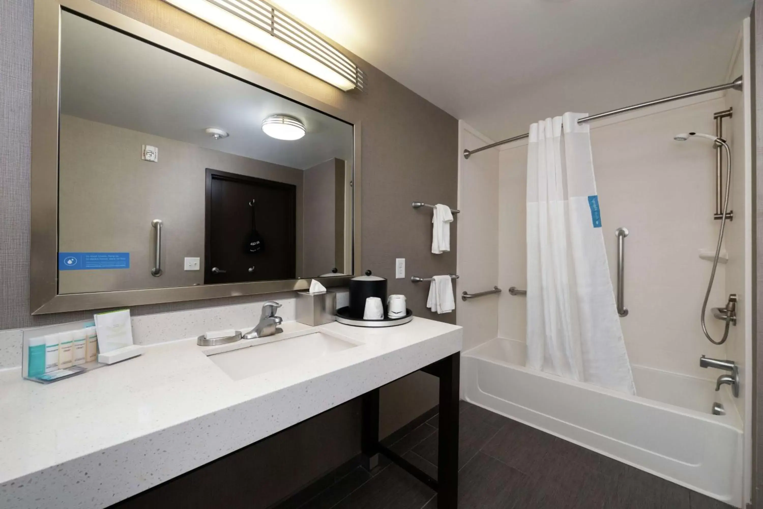 Bathroom in Hampton Inn & Suites Greensboro/Coliseum Area