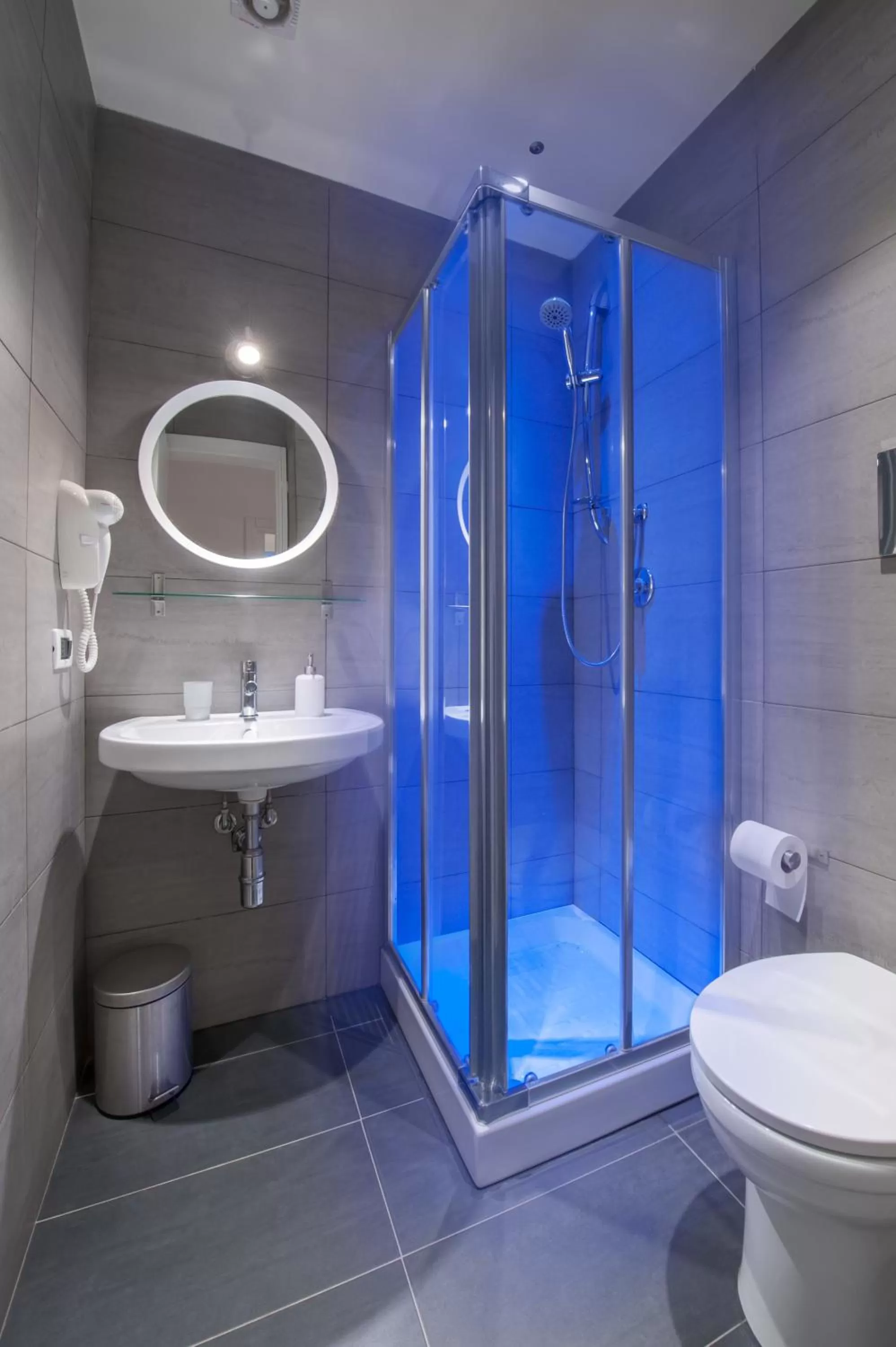 Shower in Room & Breakfast Zero