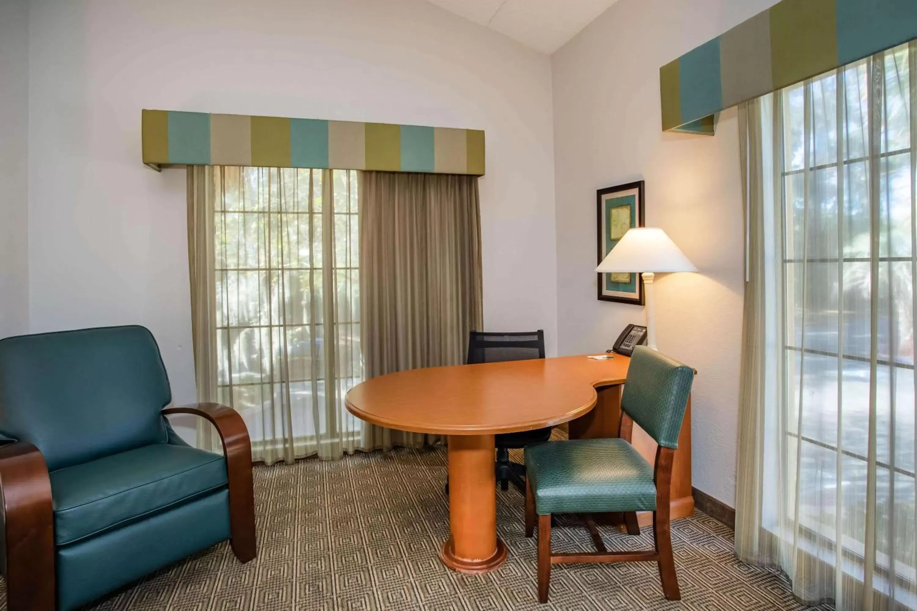 Photo of the whole room, Seating Area in La Quinta Inn by Wyndham Tallahassee North