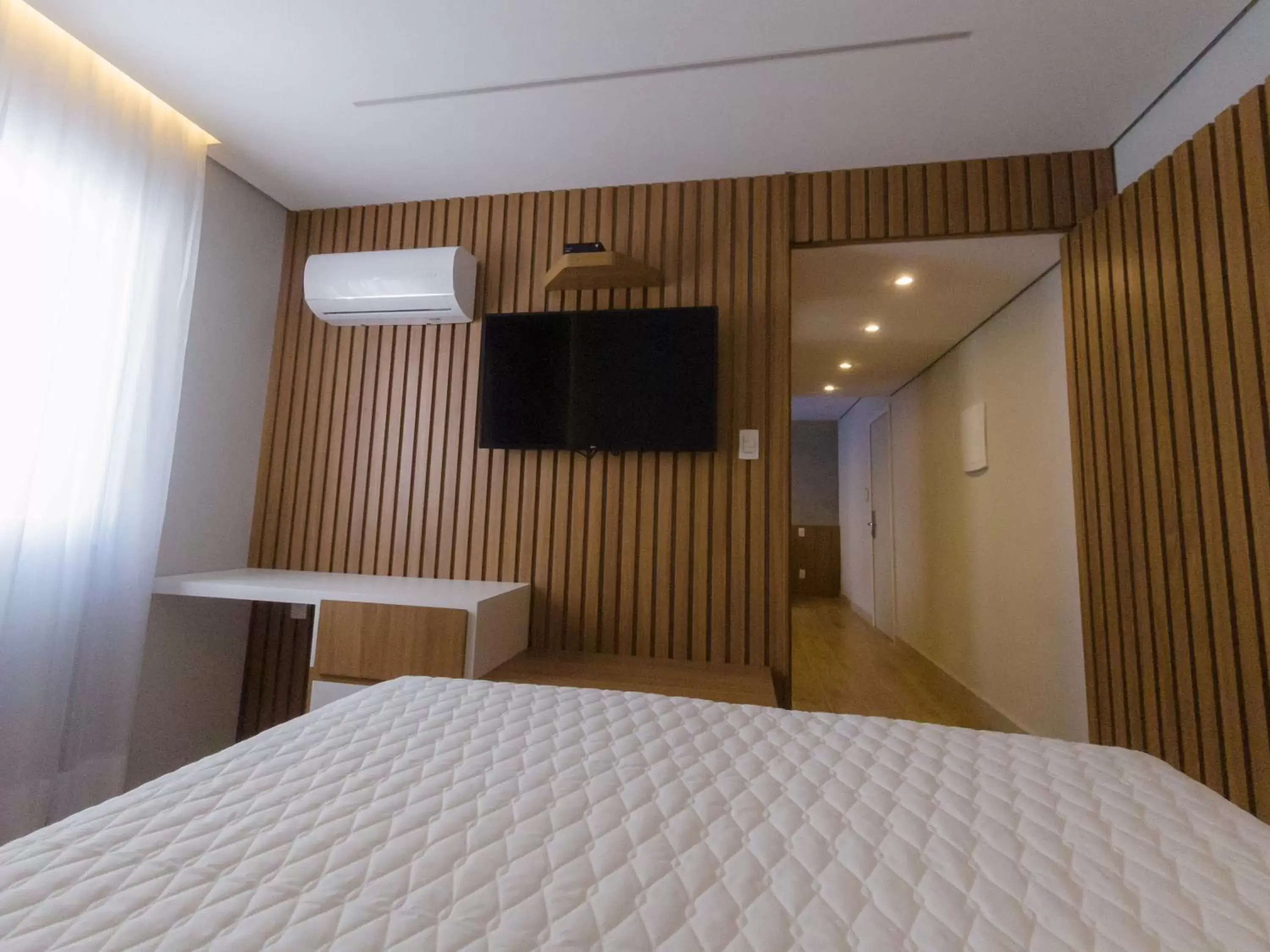 Bed, TV/Entertainment Center in VOA Plazza Hotel