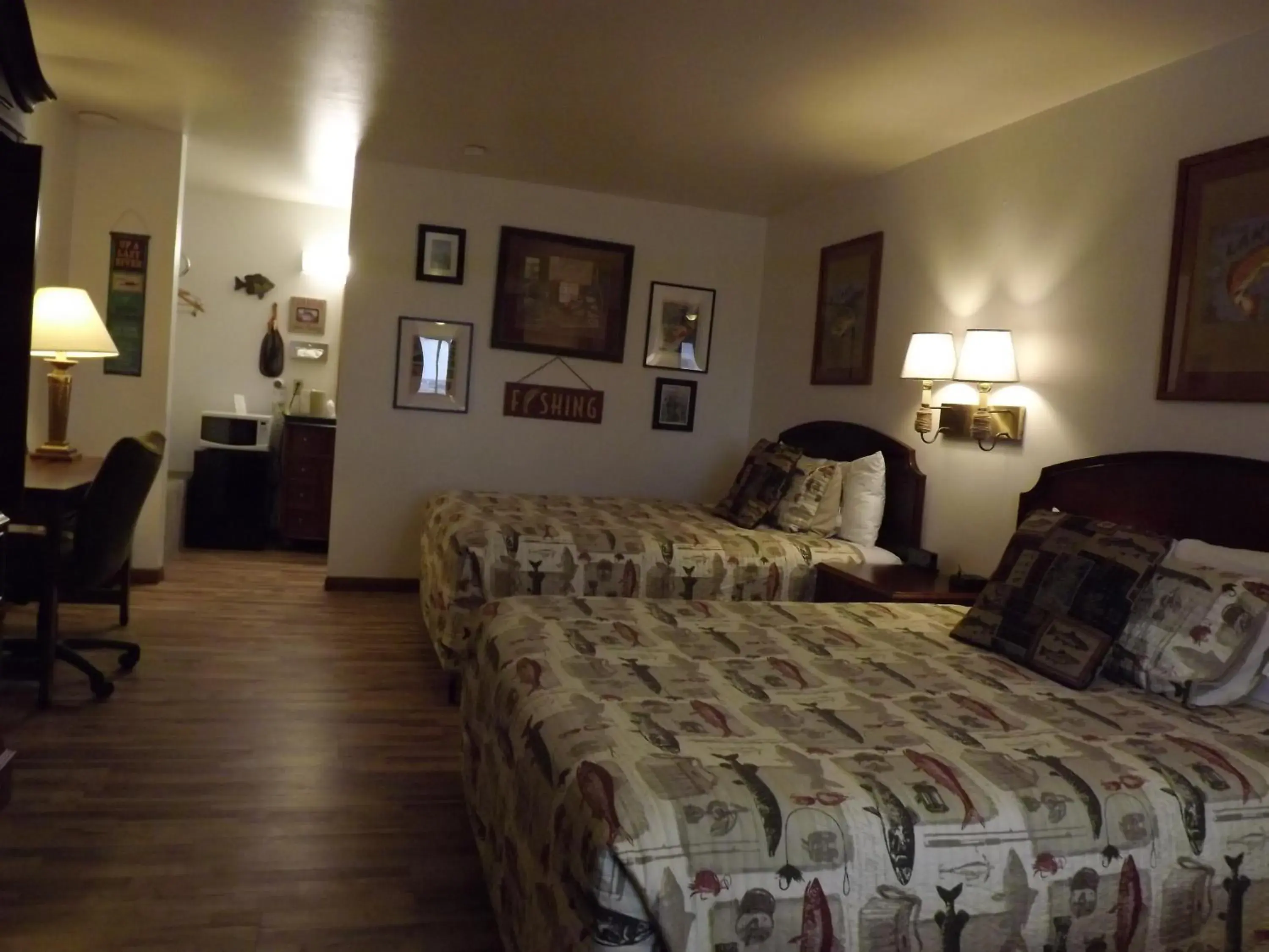 Bedroom, Seating Area in Crest Country Inn