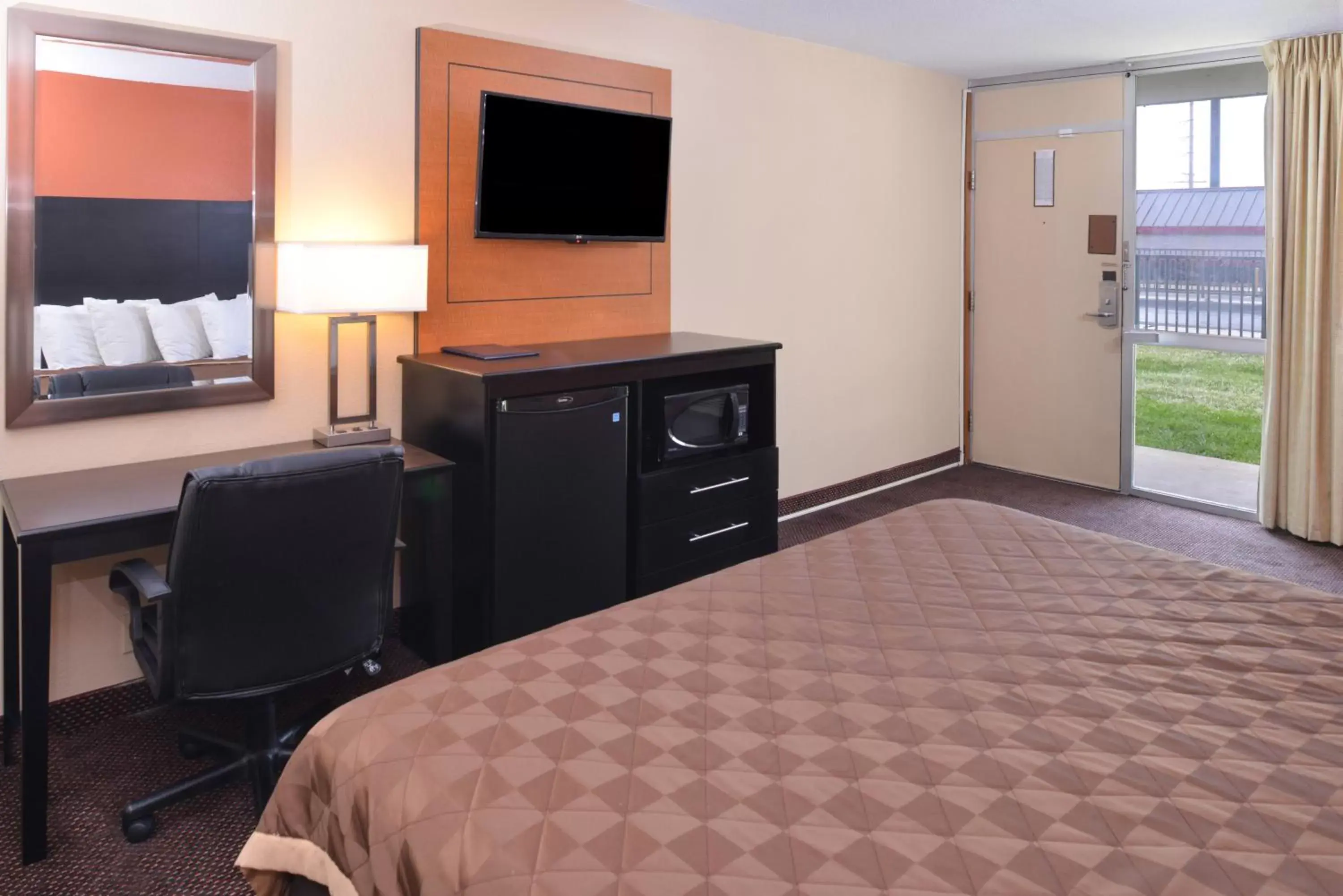 Bed, TV/Entertainment Center in Americas Best Value Inn - Collinsville / St. Louis