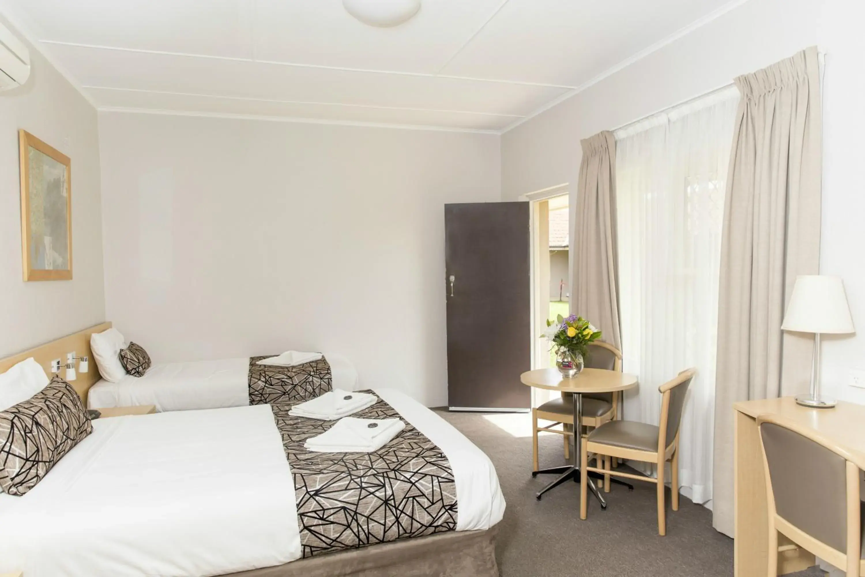 Budget Twin Room in Bathurst Motor Inn Budget Twin Room in Bathurst Motor Inn