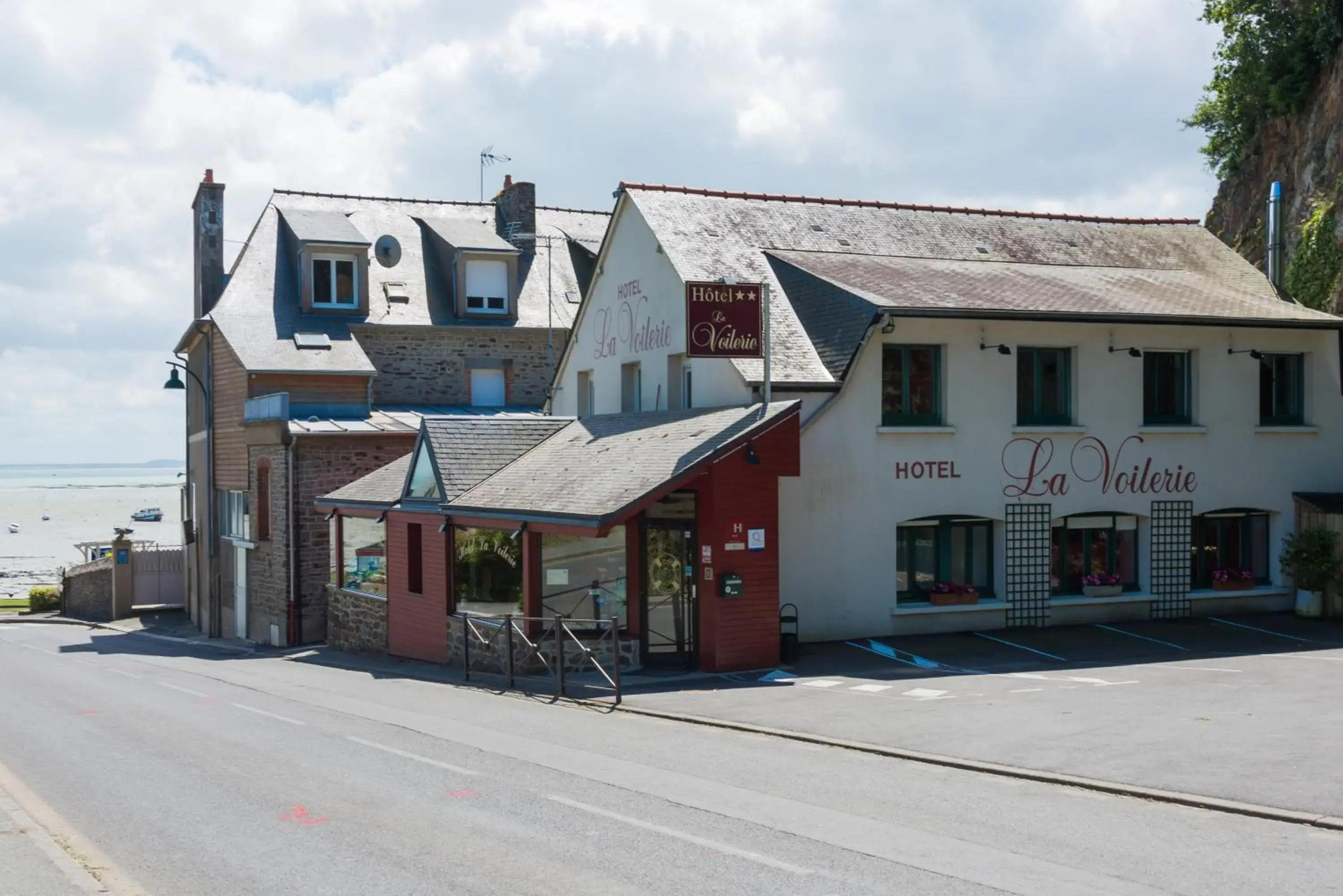 Street view, Property Building in Hotel La Voilerie Cancale bord de mer