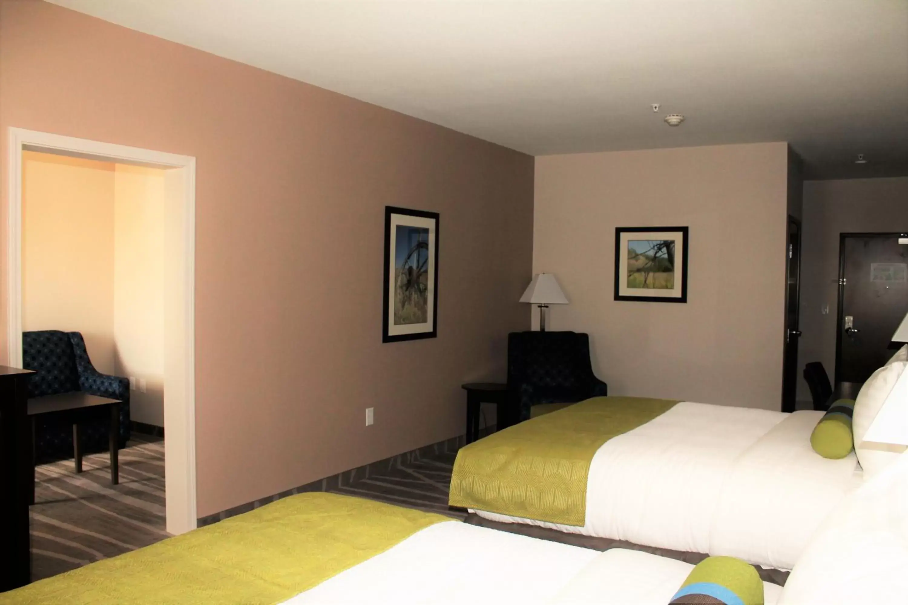 Photo of the whole room, Bed in Best Western Plus Denver City Hotel & Suites