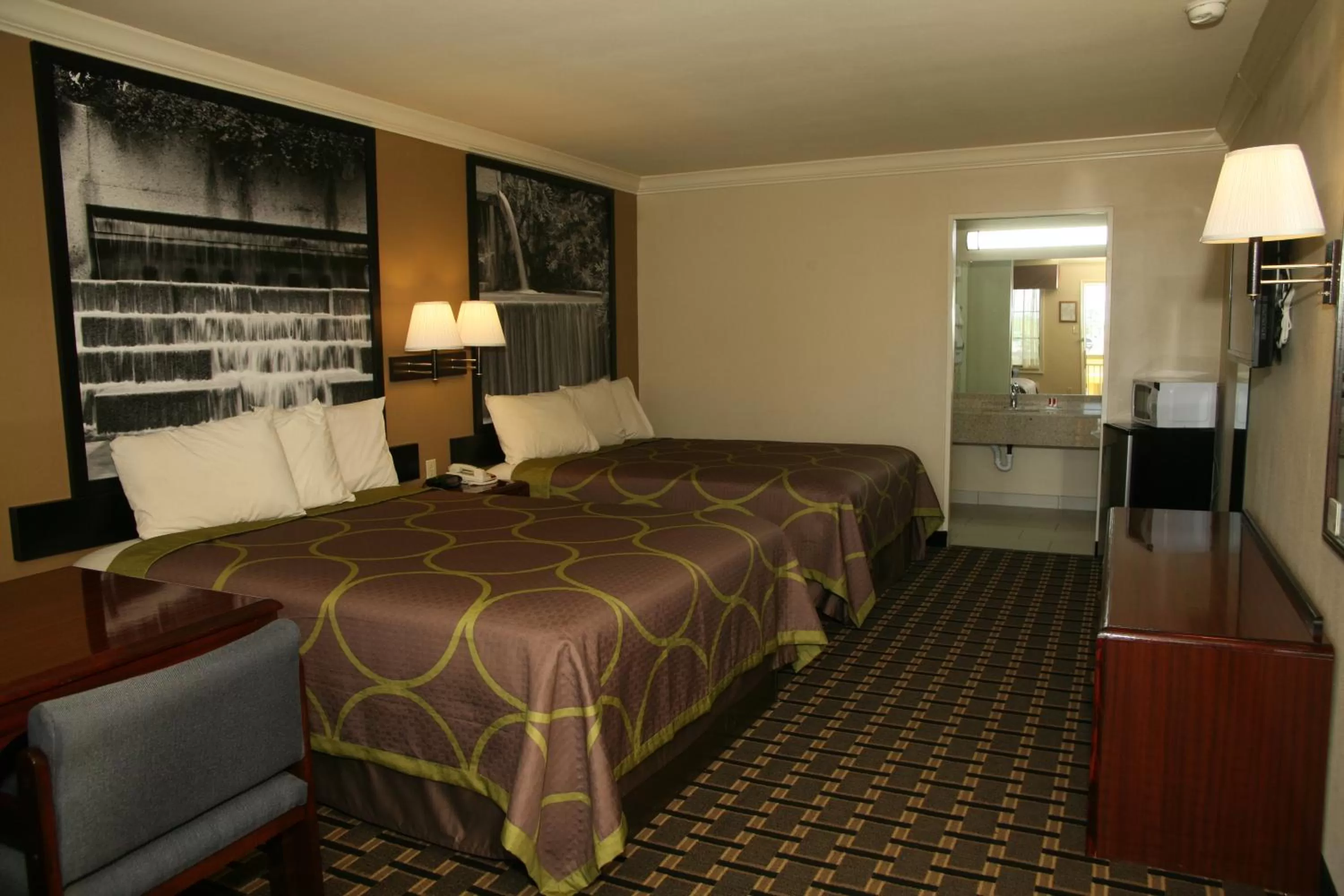 Photo of the whole room, Bed in Super 8 by Wyndham Tyler TX