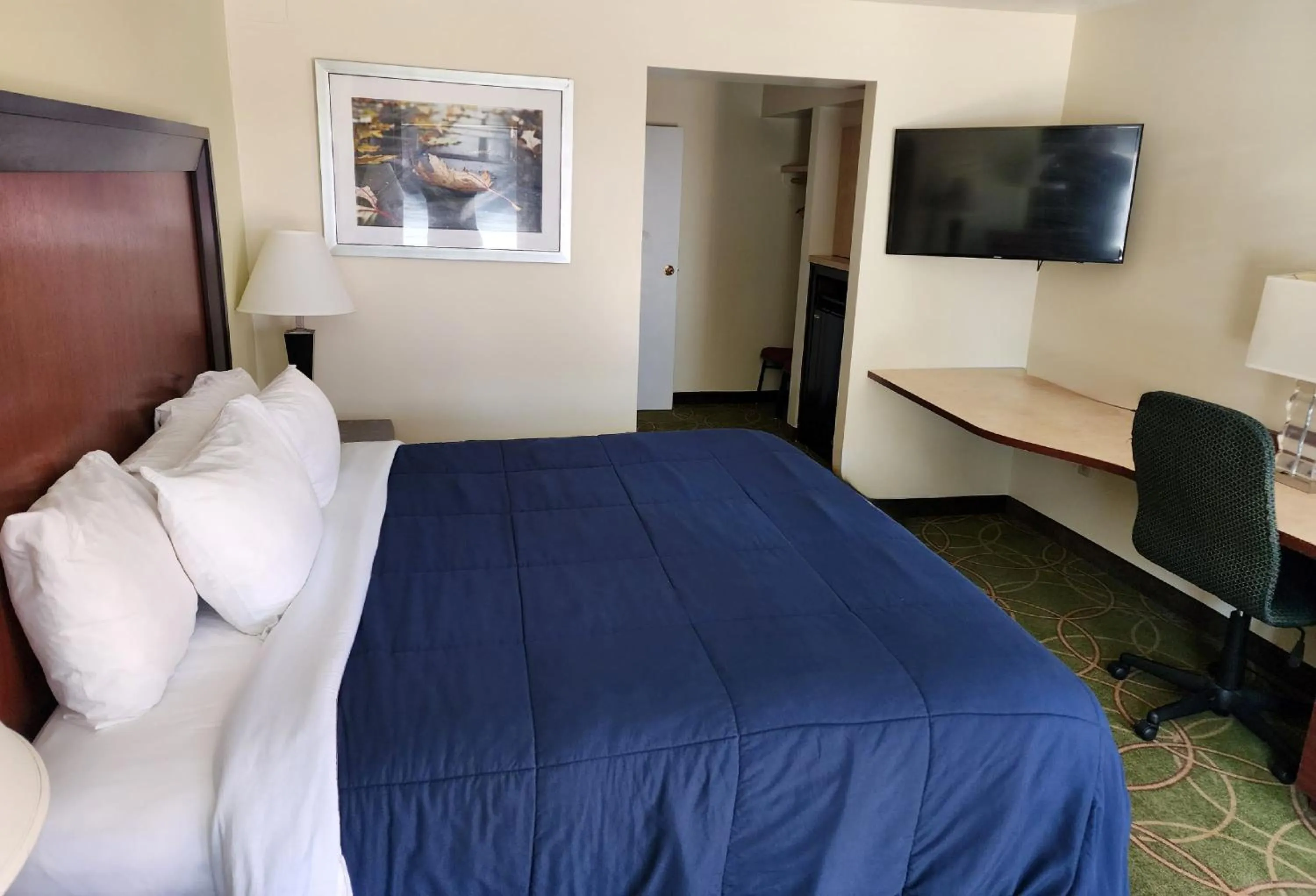 Bedroom, Bed in Nittany Budget Motel