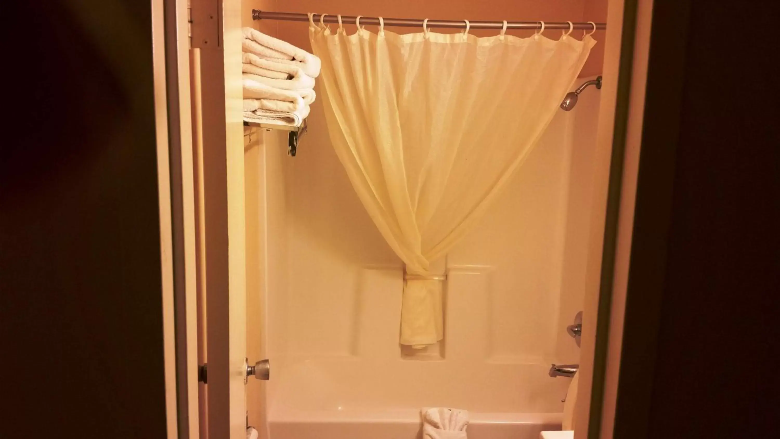 Shower, Bathroom in Motel 6 Elk City, Ok