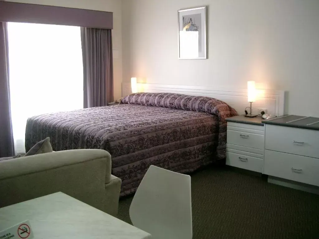 Decorative detail, Bed in McLaren Vale Motel & Apartments