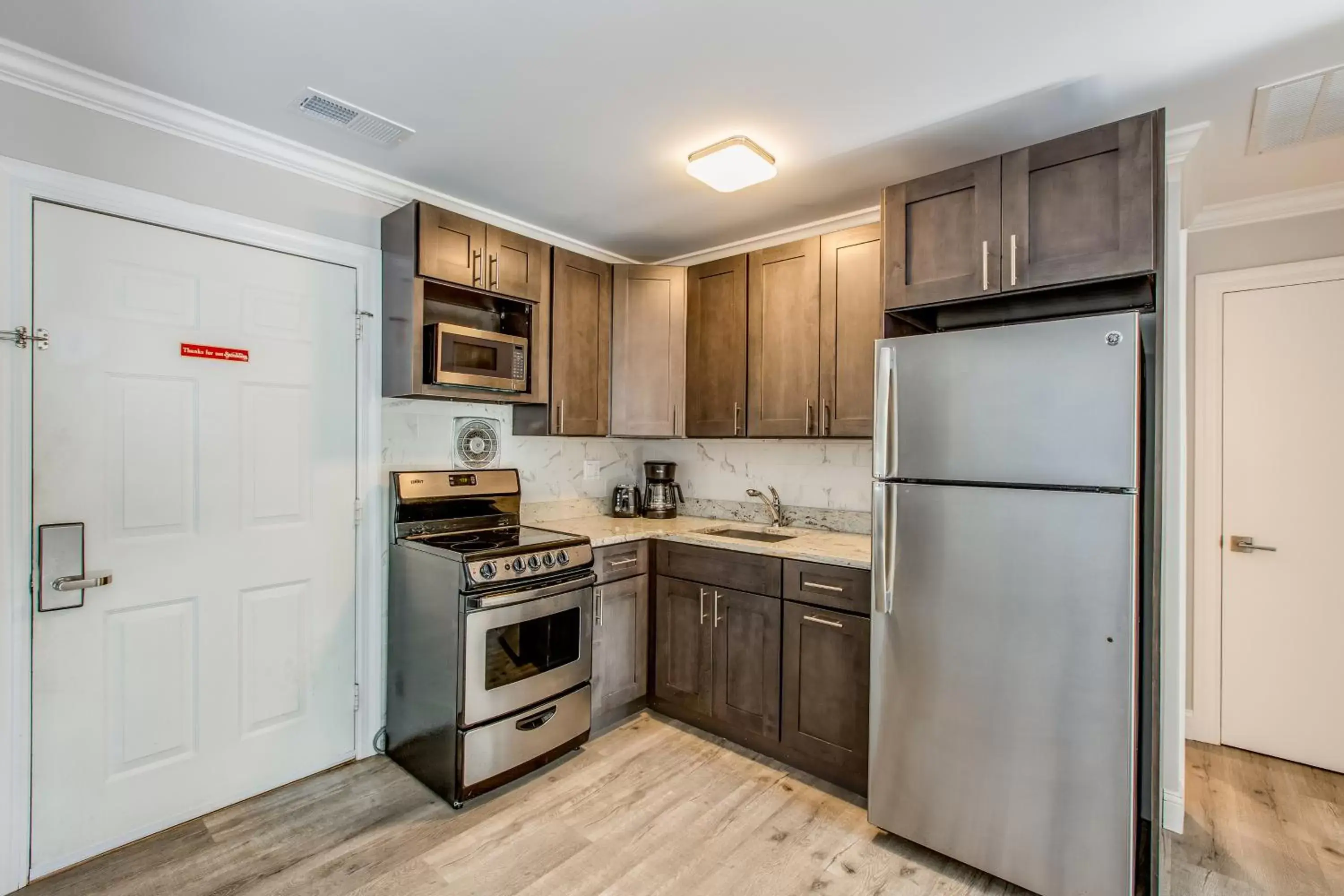 Kitchen/Kitchenette in Colonial Shores Resort