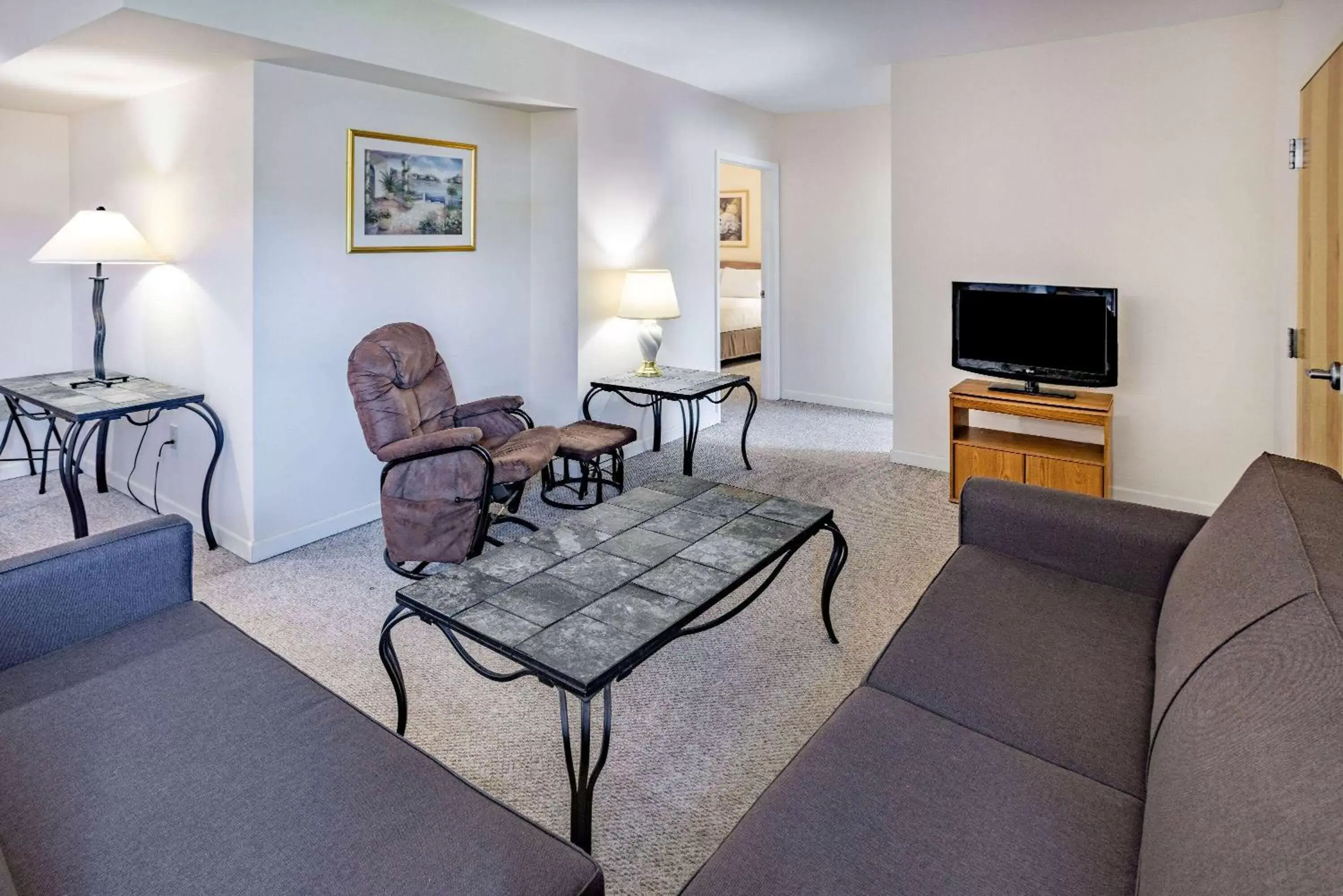 Bed, Seating Area in Microtel Inn & Suites by Wyndham Plattsburgh