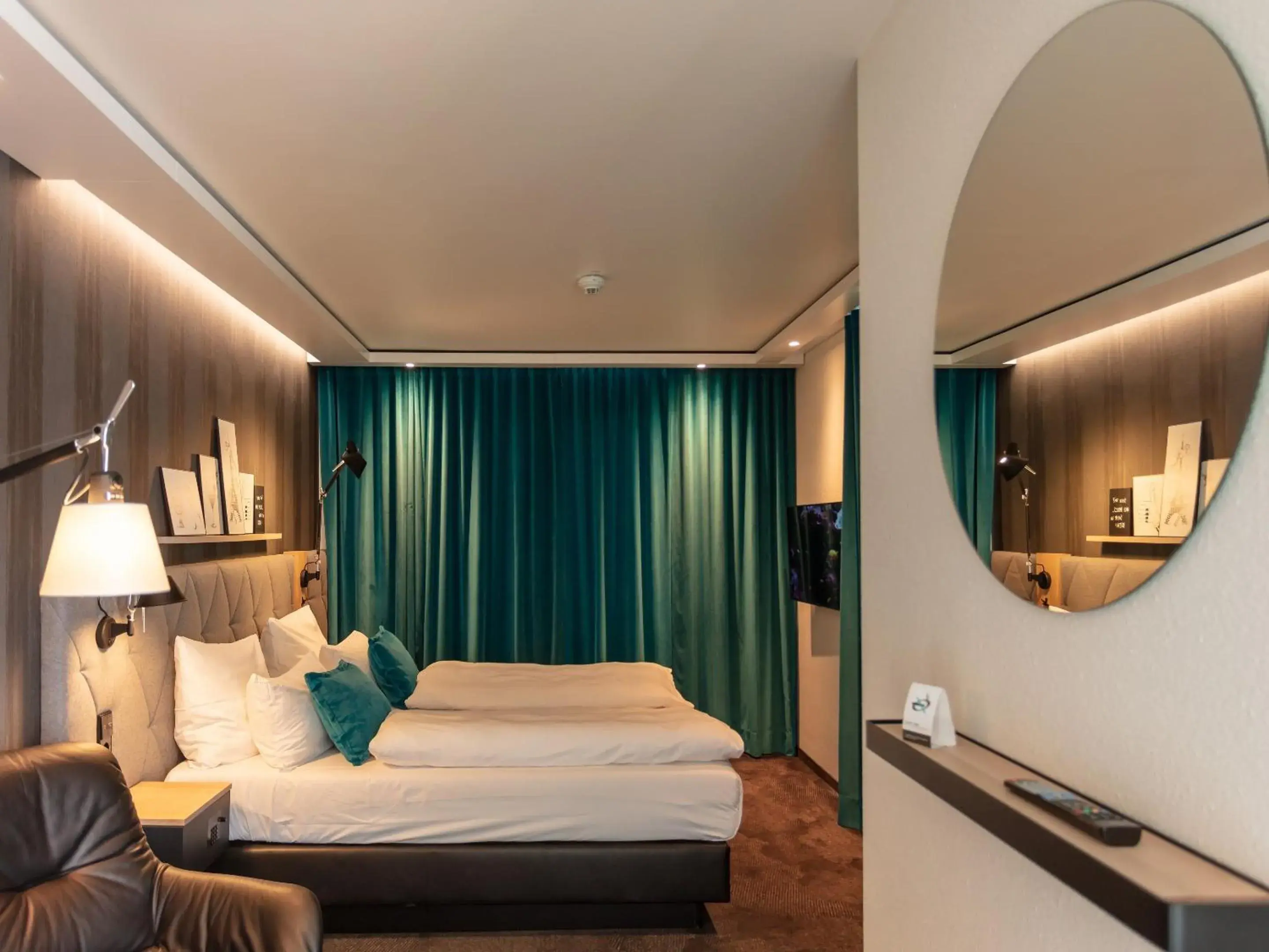 Photo of the whole room, Bed in Motel One Saarbrücken