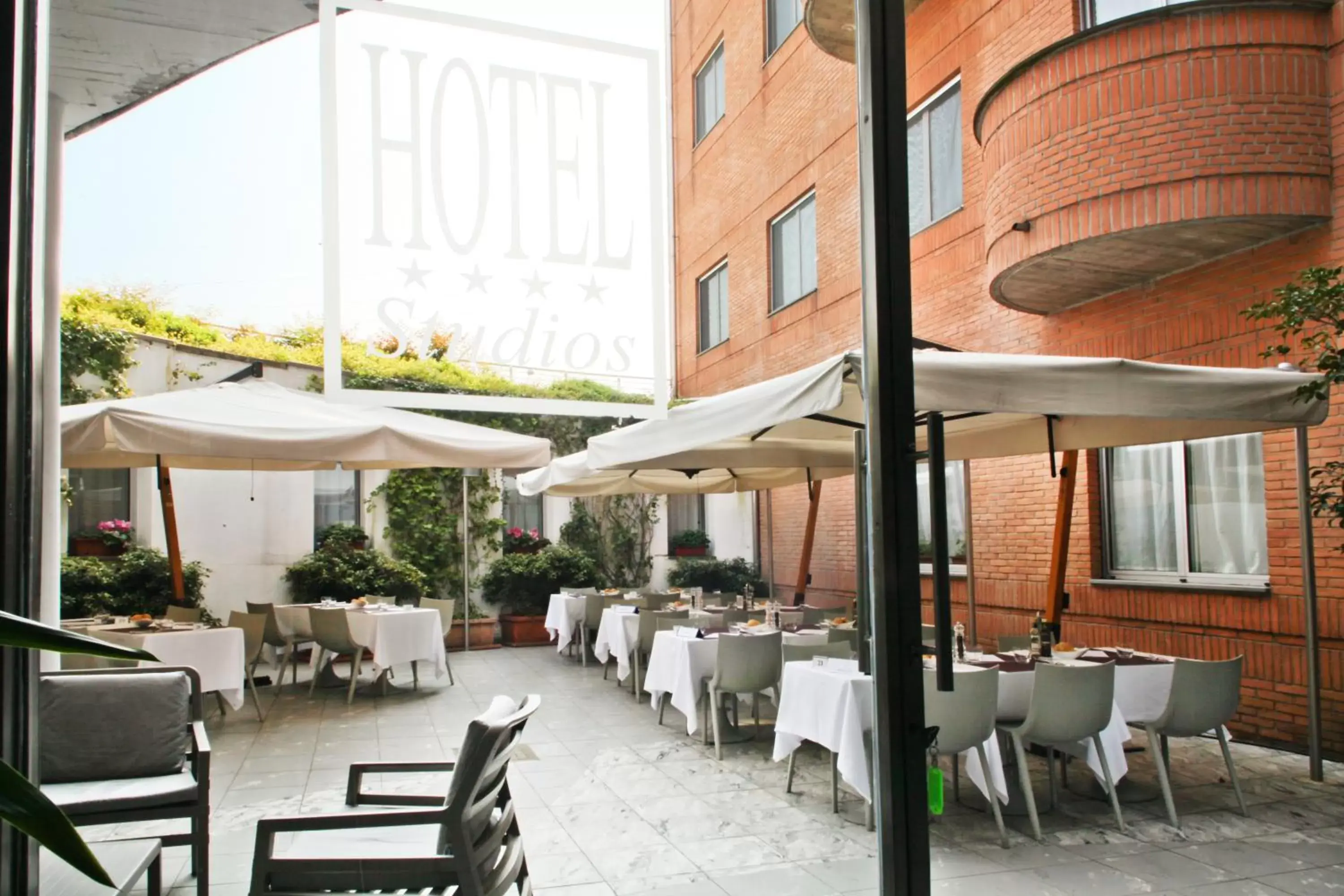 Patio, Restaurant/Places to Eat in Hotel Studios