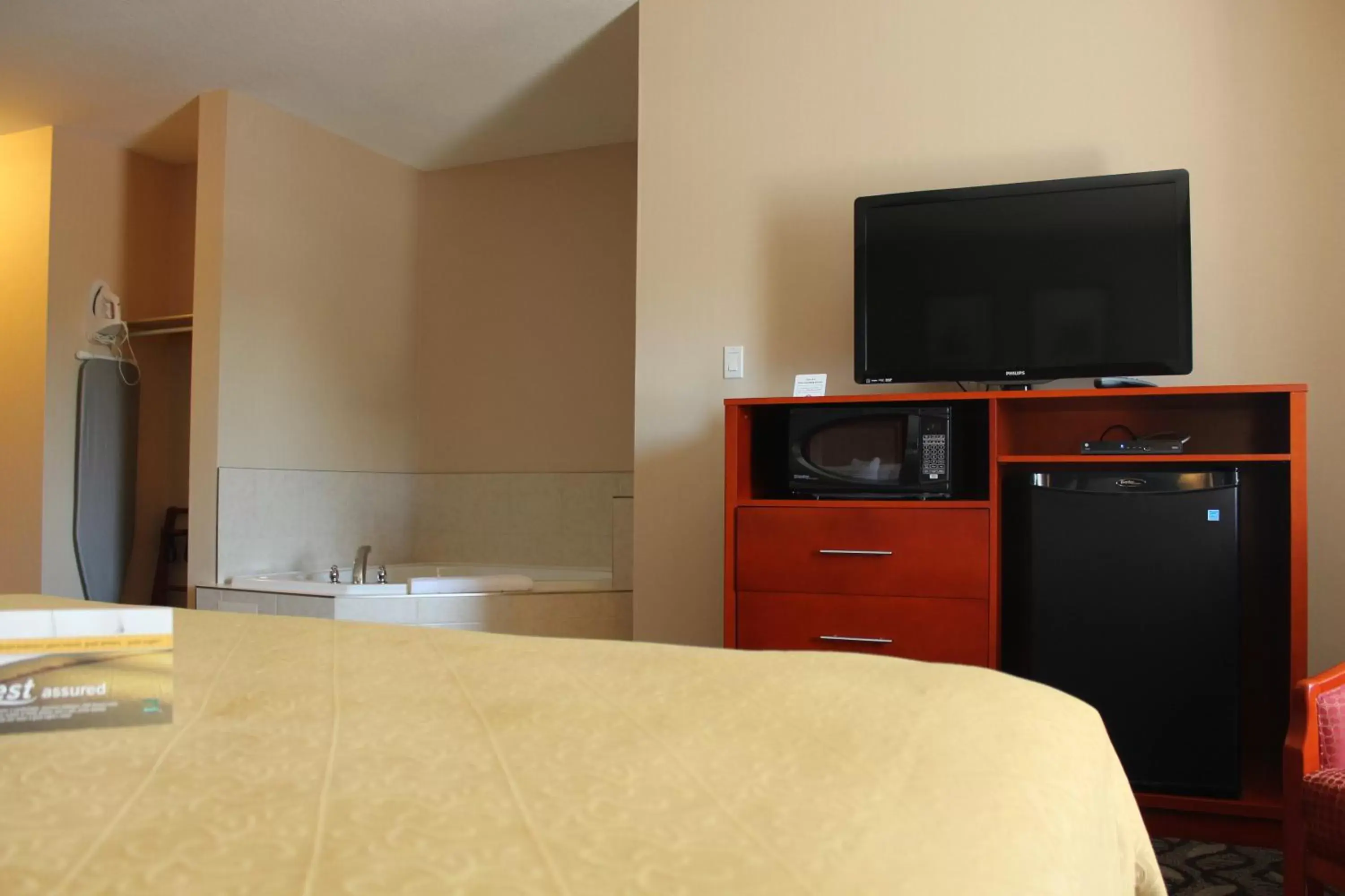 TV and multimedia, TV/Entertainment Center in Quality Inn Southampton