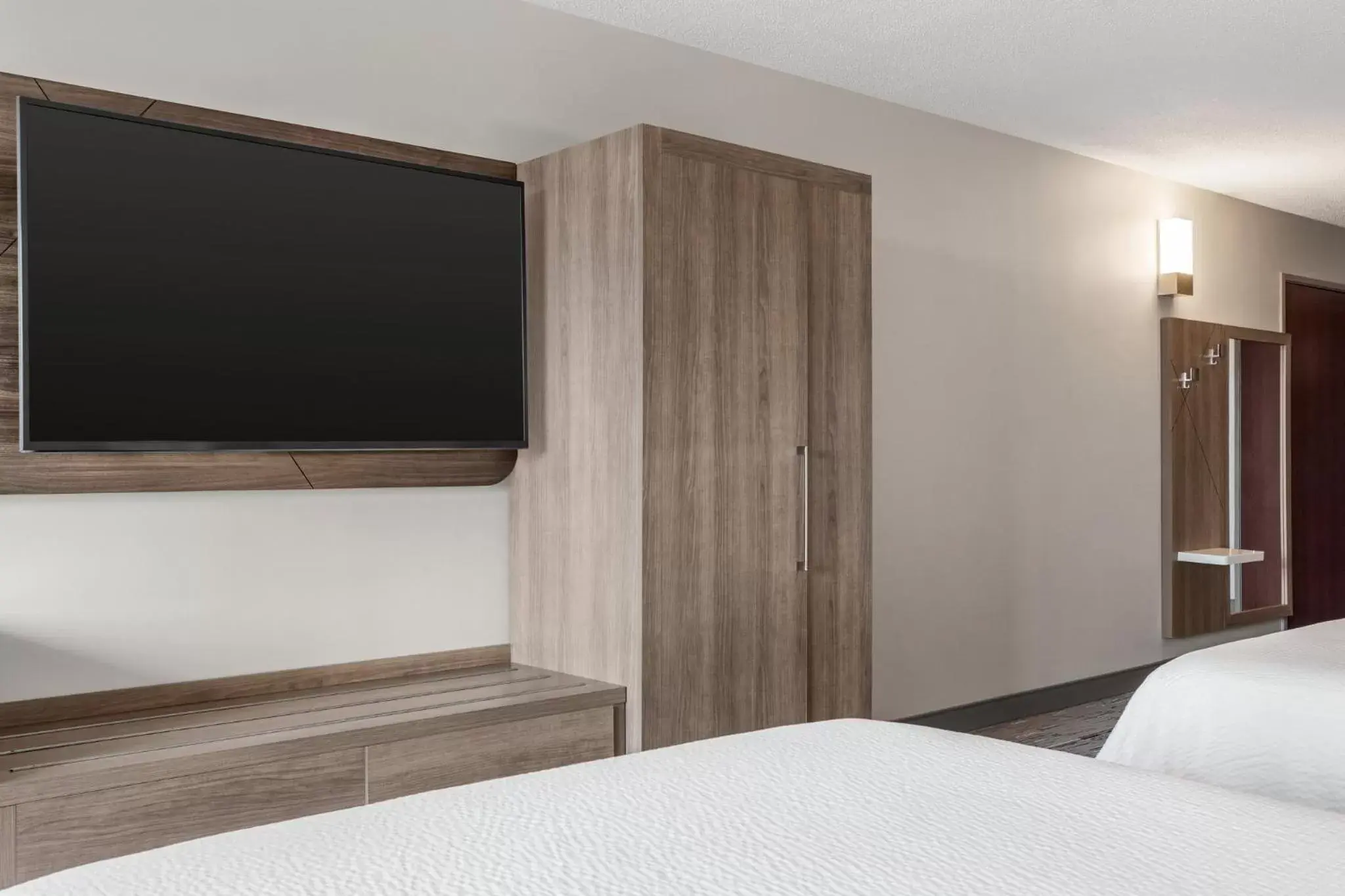 Photo of the whole room, Bed in Holiday Inn Express & Suites East Greenbush Albany-Skyline by IHG Photo of the whole room, Bed in Holiday Inn Express & Suites East Greenbush Albany-Skyline by IHG