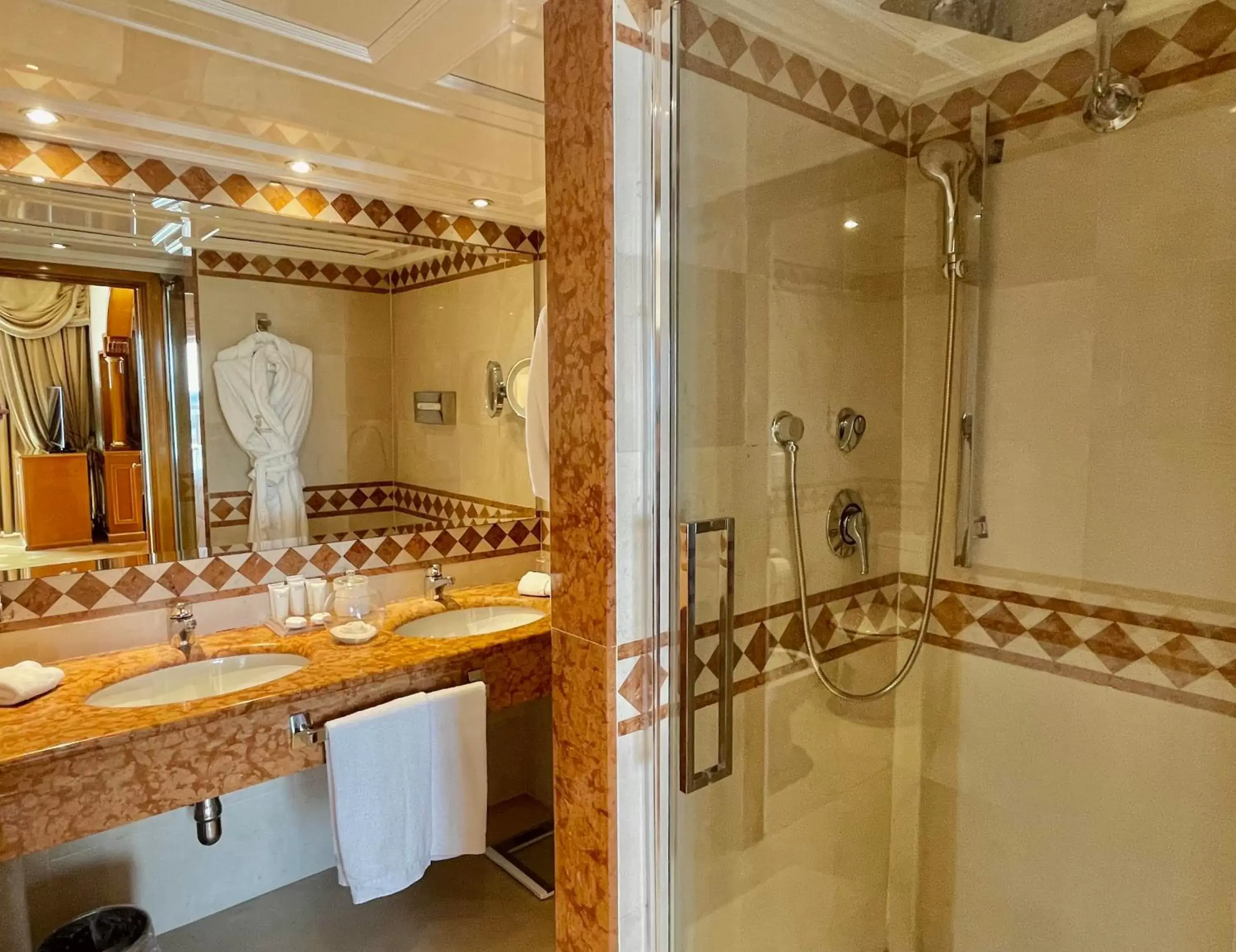 Bathroom in Parco dei Principi Grand Hotel & SPA