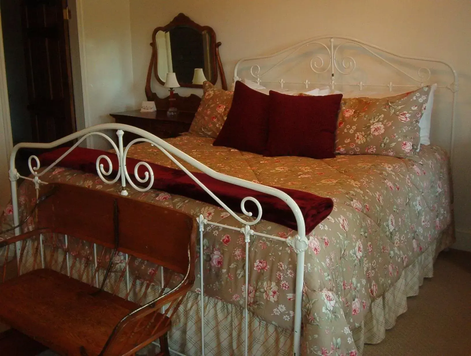 Bedroom, Bed in Jamestown Hotel