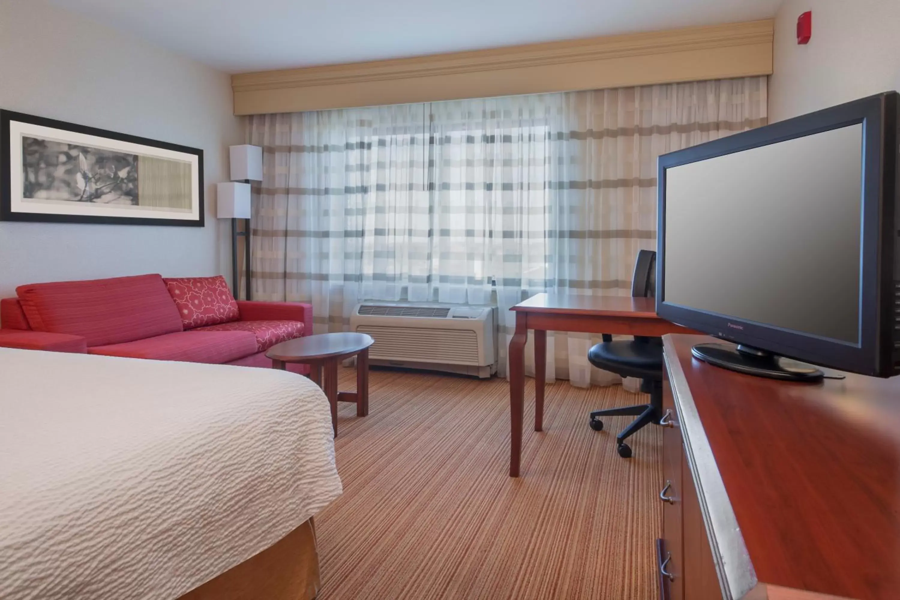 Bedroom, TV/Entertainment Center in Courtyard by Marriott Junction City