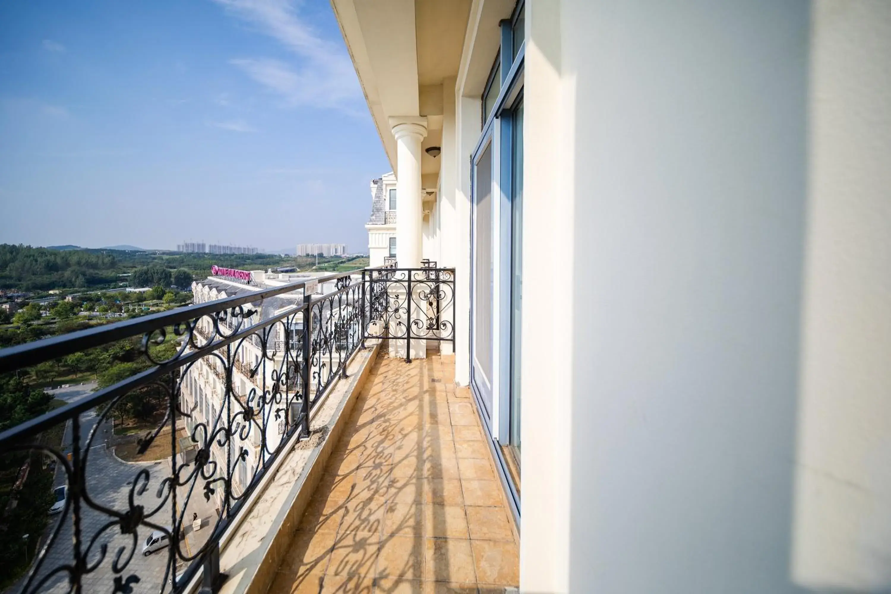 Photo of the whole room, Balcony/Terrace in Crowne Plaza Ocean Spring Resort, an IHG Hotel