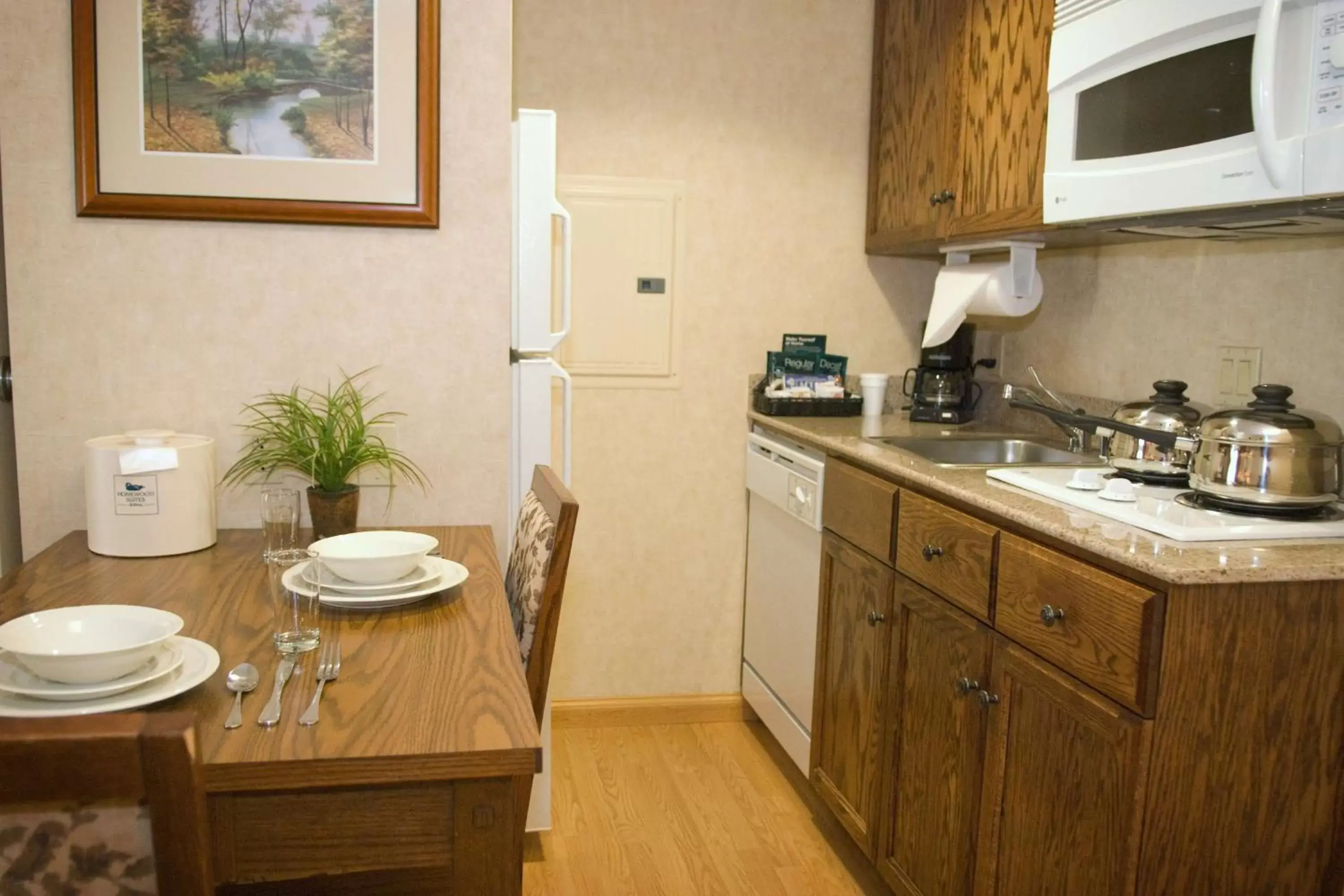 Kitchen or kitchenette, Kitchen/Kitchenette in Homewood Suites Bakersfield