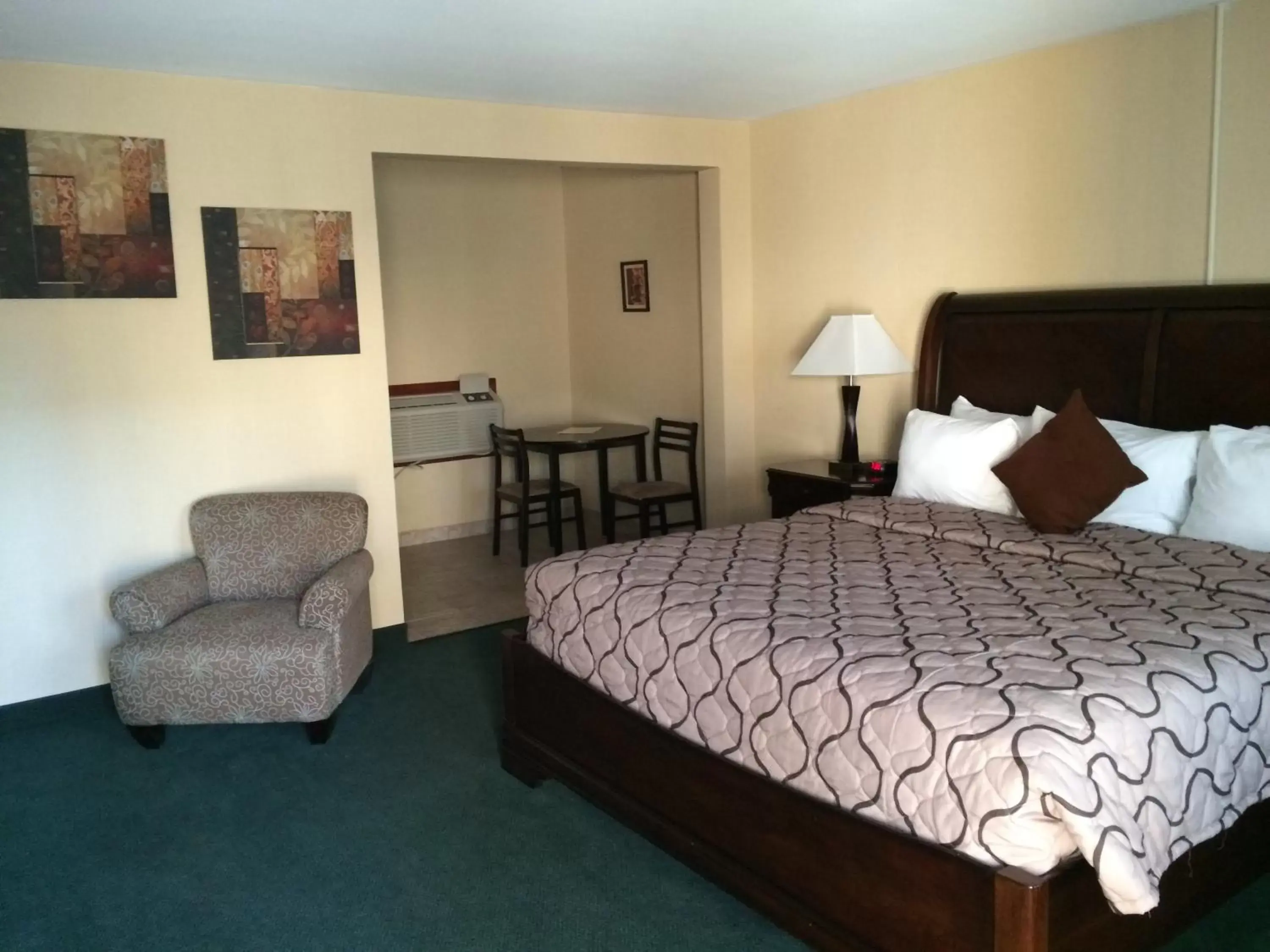 Bed in Pacer Inn & Suites Motel