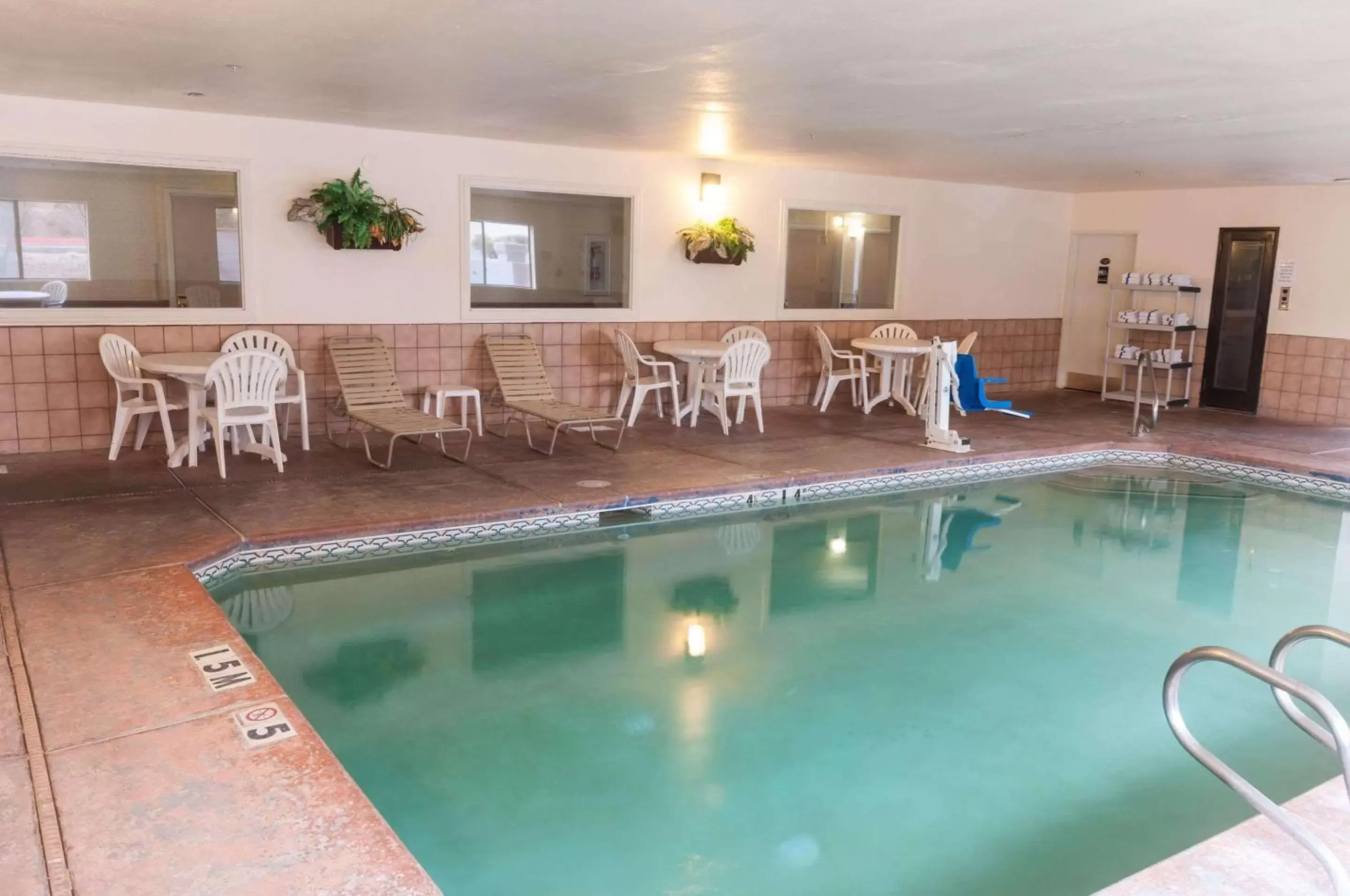 Swimming Pool in Quality Suites Albuquerque Airport