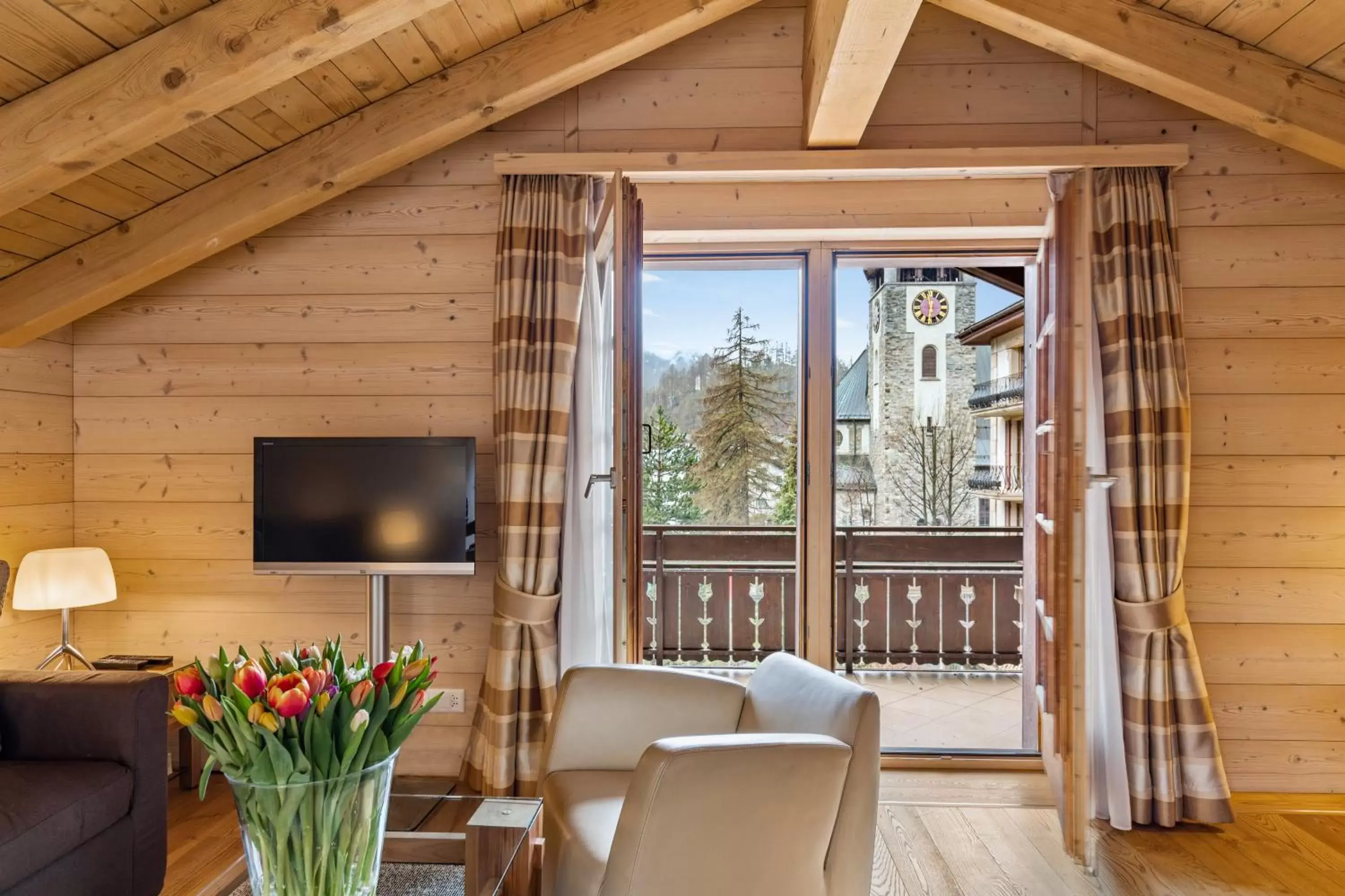 Living room, TV/Entertainment Center in Grand Hotel Zermatterhof