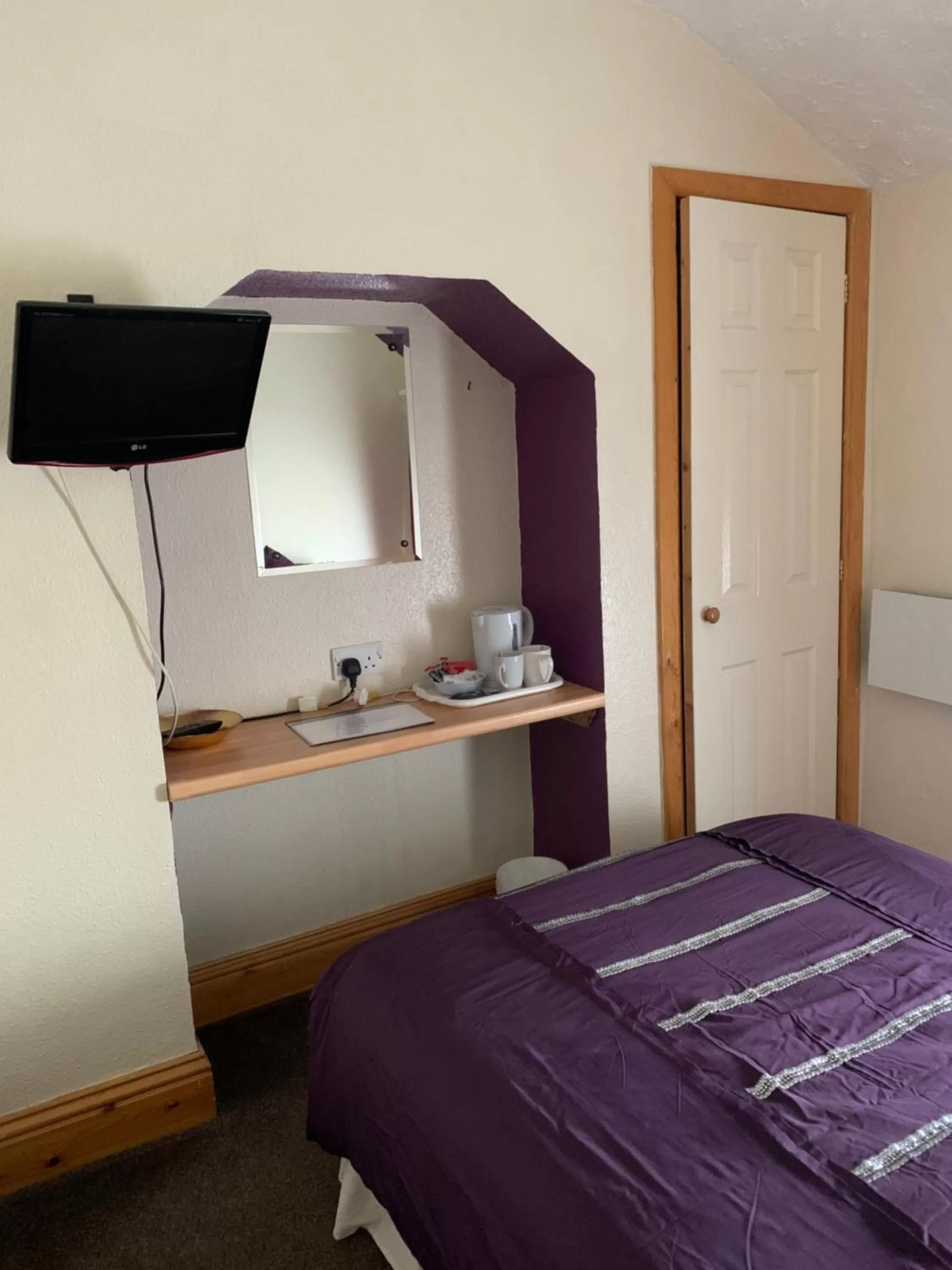 TV and multimedia, Bed in Alondra Hotel