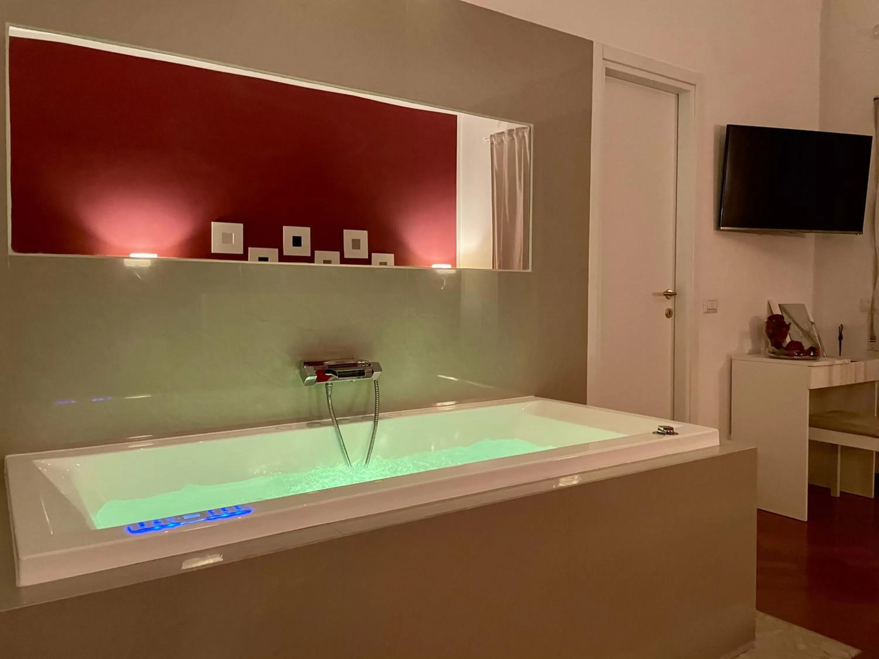 Hot Tub in Le Coq Suites