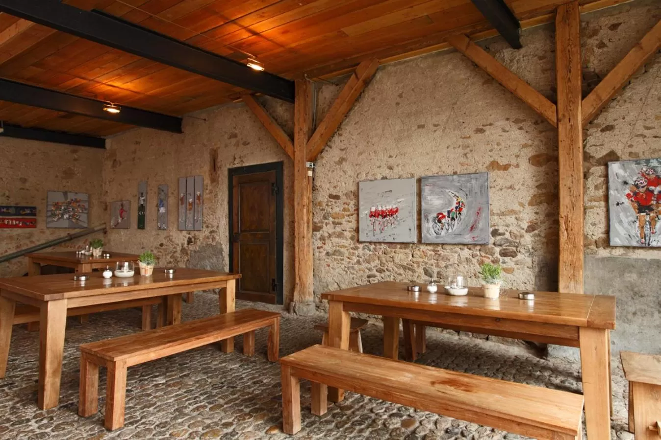 Restaurant/Places to Eat in OX Hotel