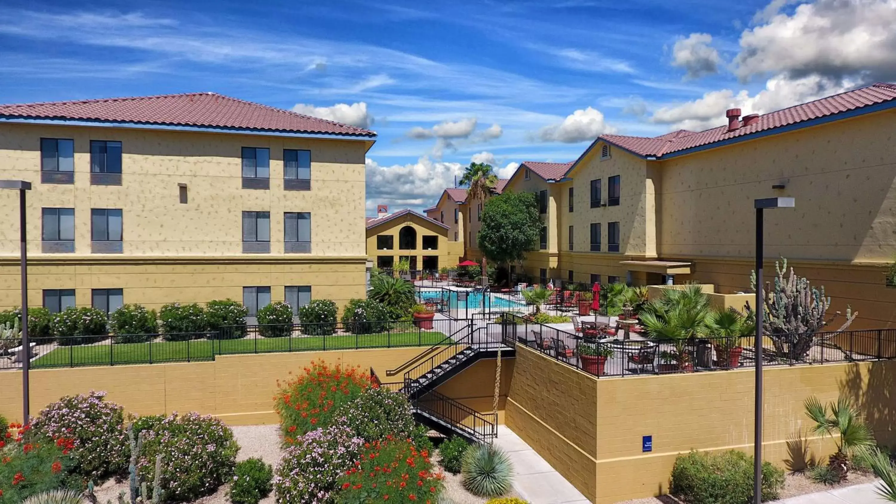 Pool view, Property Building in Hampton Inn & Suites Tucson Mall