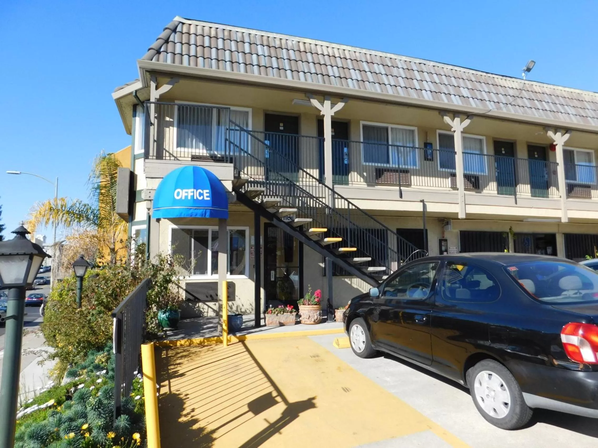Facade/entrance, Property Building in Continental Lodge