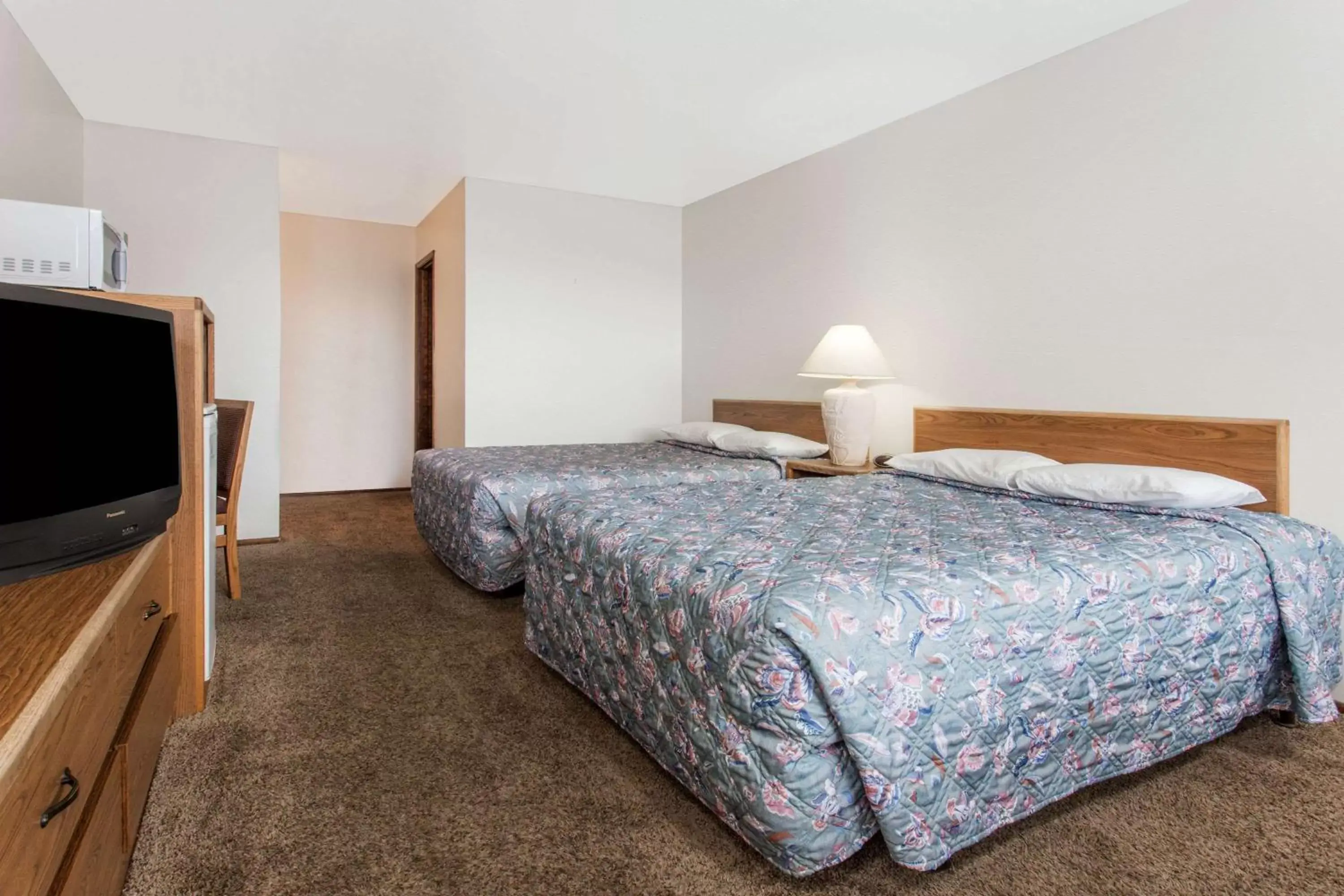 Photo of the whole room, Bed in Knights Inn Boardman Photo of the whole room, Bed in Knights Inn Boardman