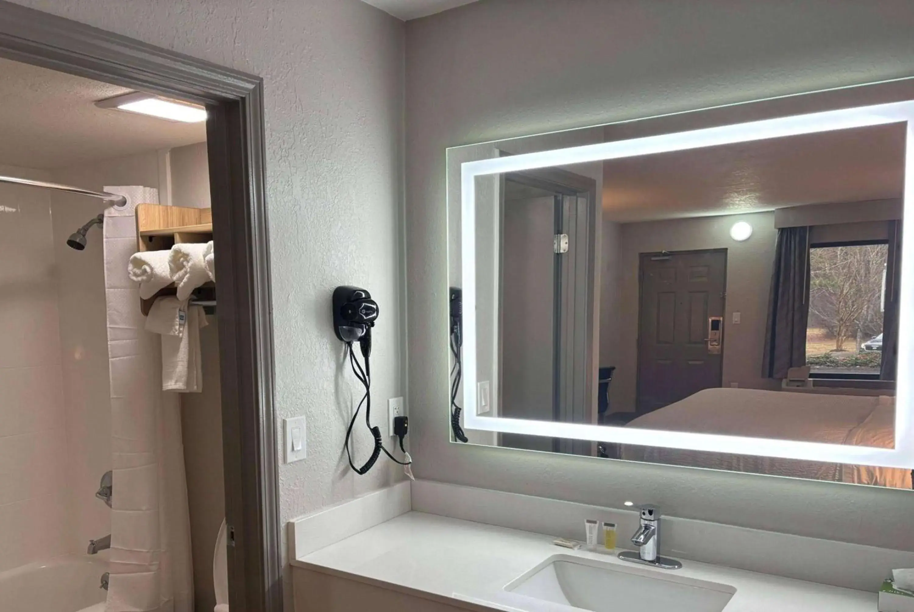 TV and multimedia, Bathroom in Days Inn by Wyndham Helen