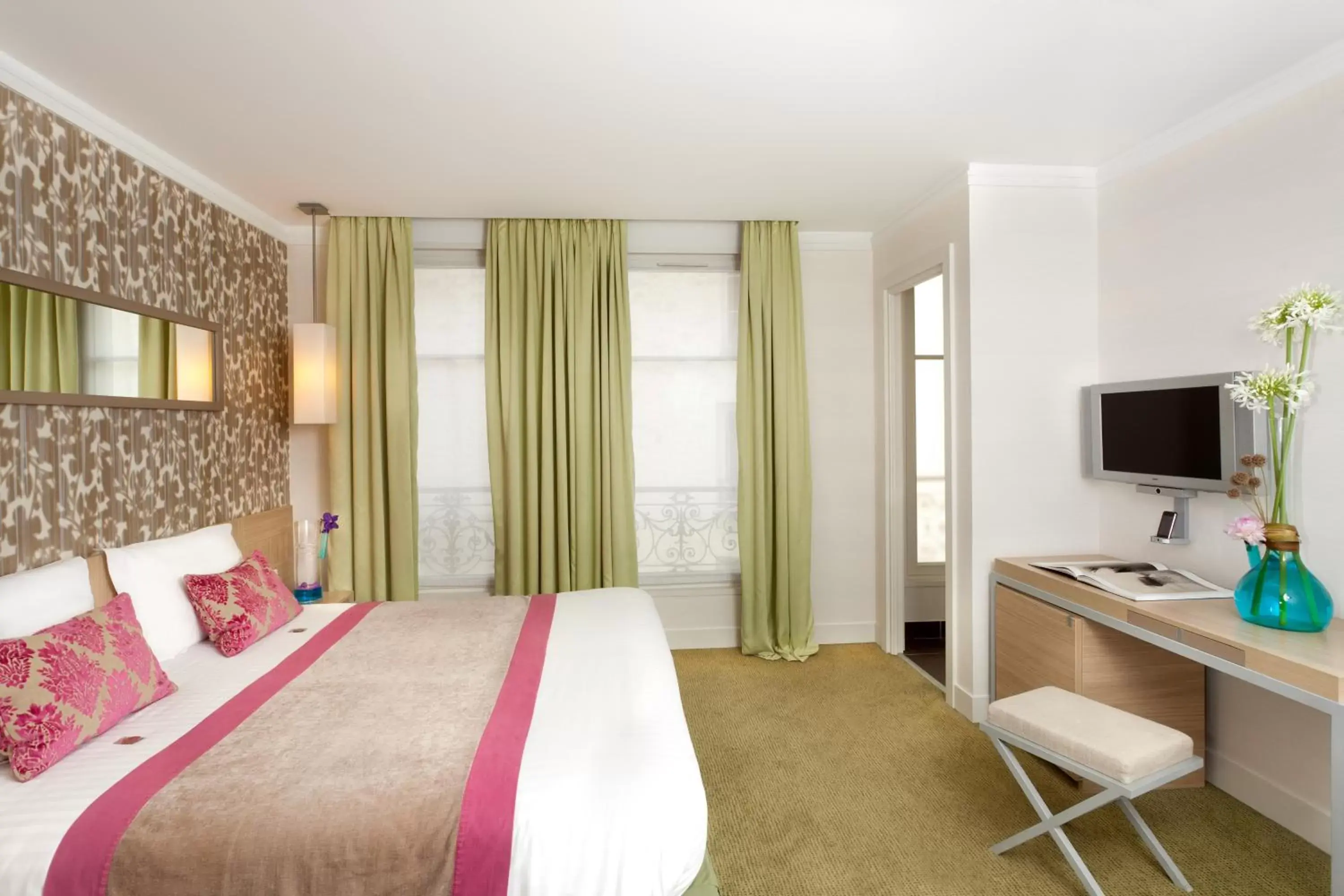 Photo of the whole room, Bed in Le Marceau Bastille