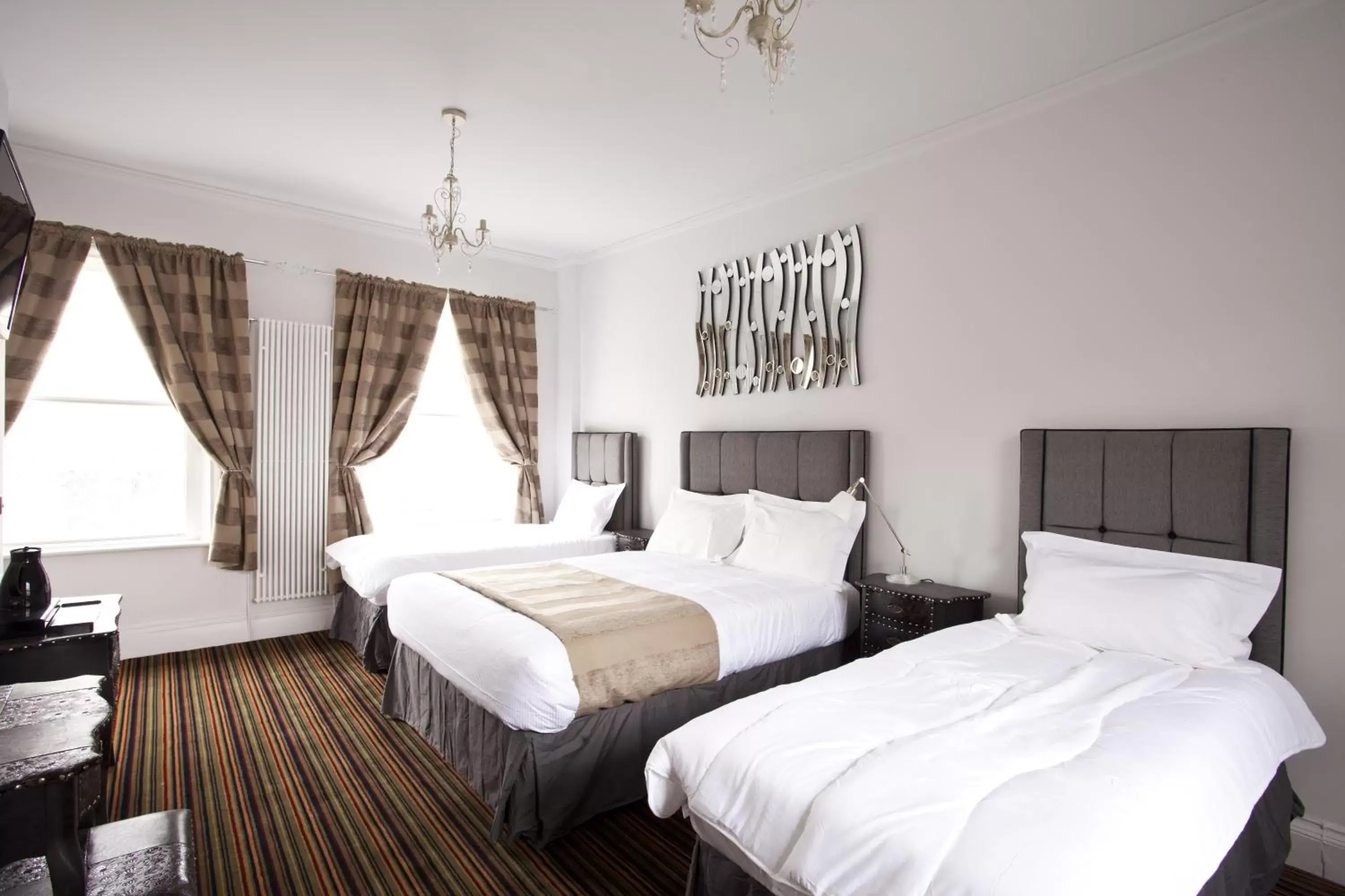 Bedroom, Bed in Burton Stone Inn - Free Parking on site