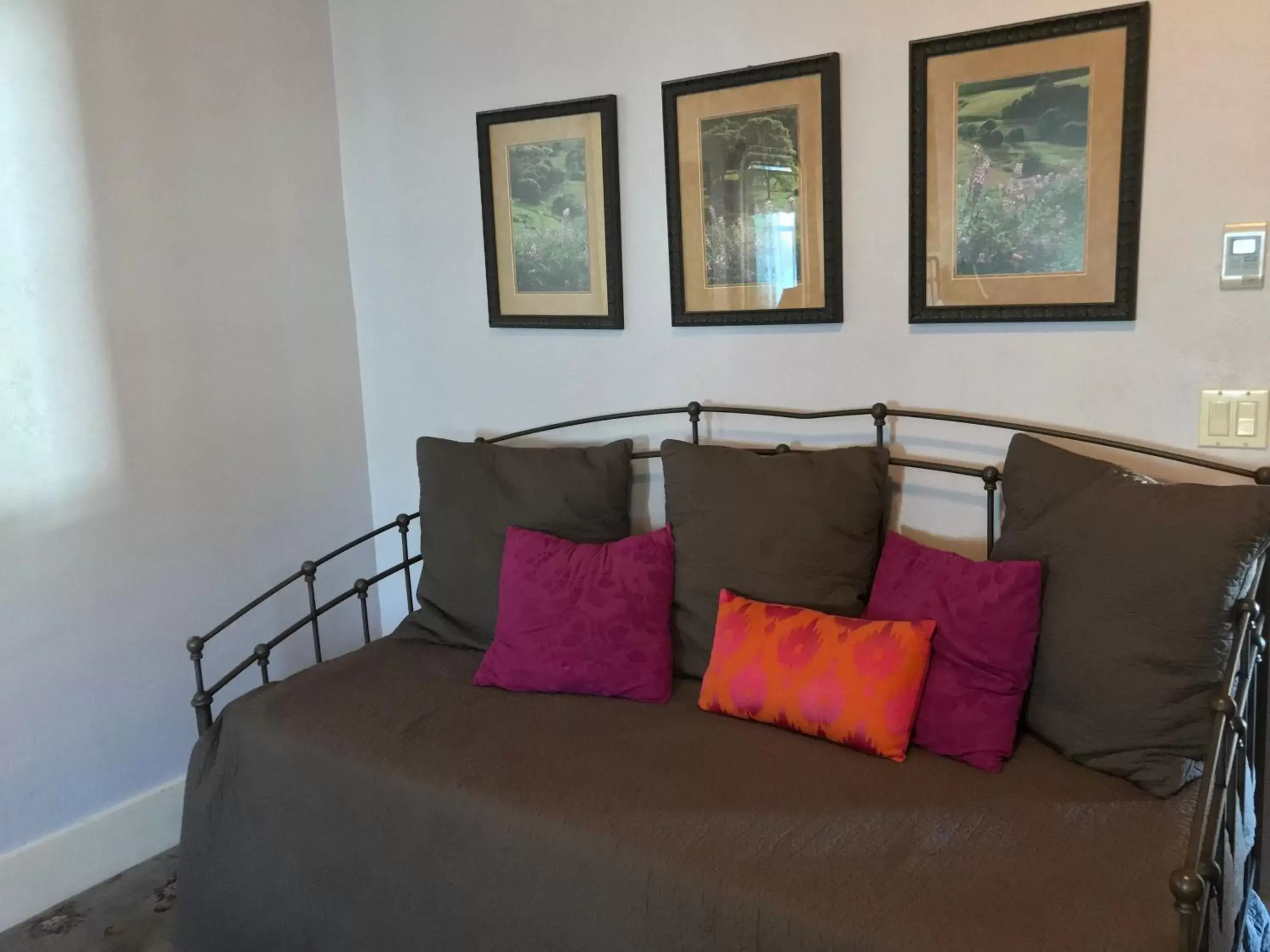 Bed, Seating Area in Hotel Sutter