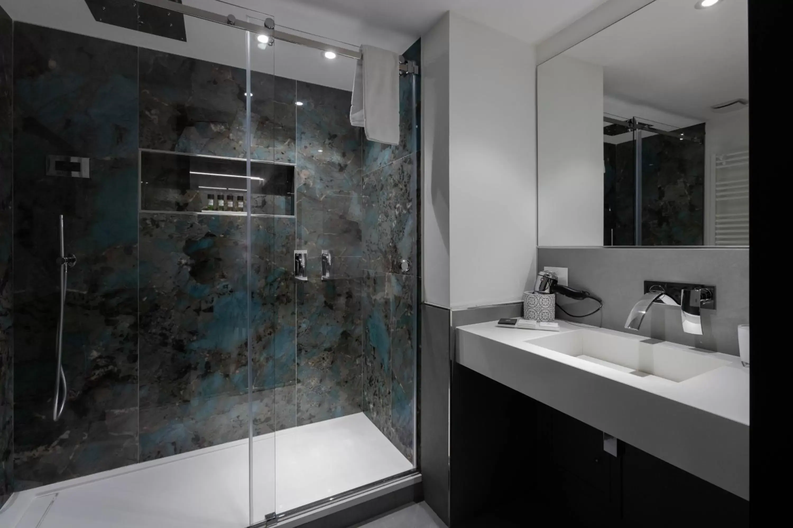 Shower, Bathroom in Suite Palermo Apartment